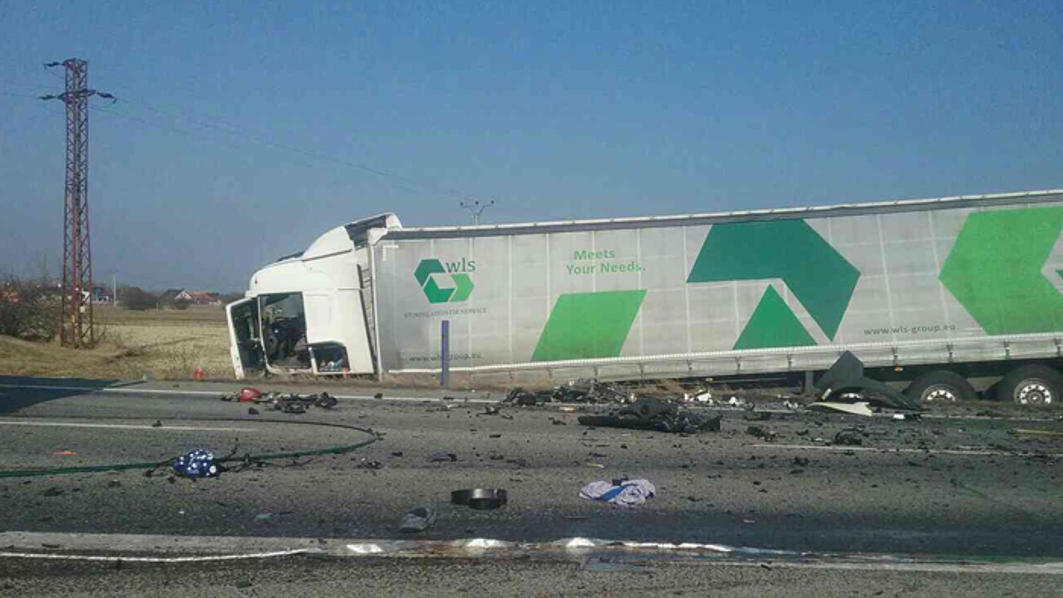 Kamión po nehode pri obci Kajal.