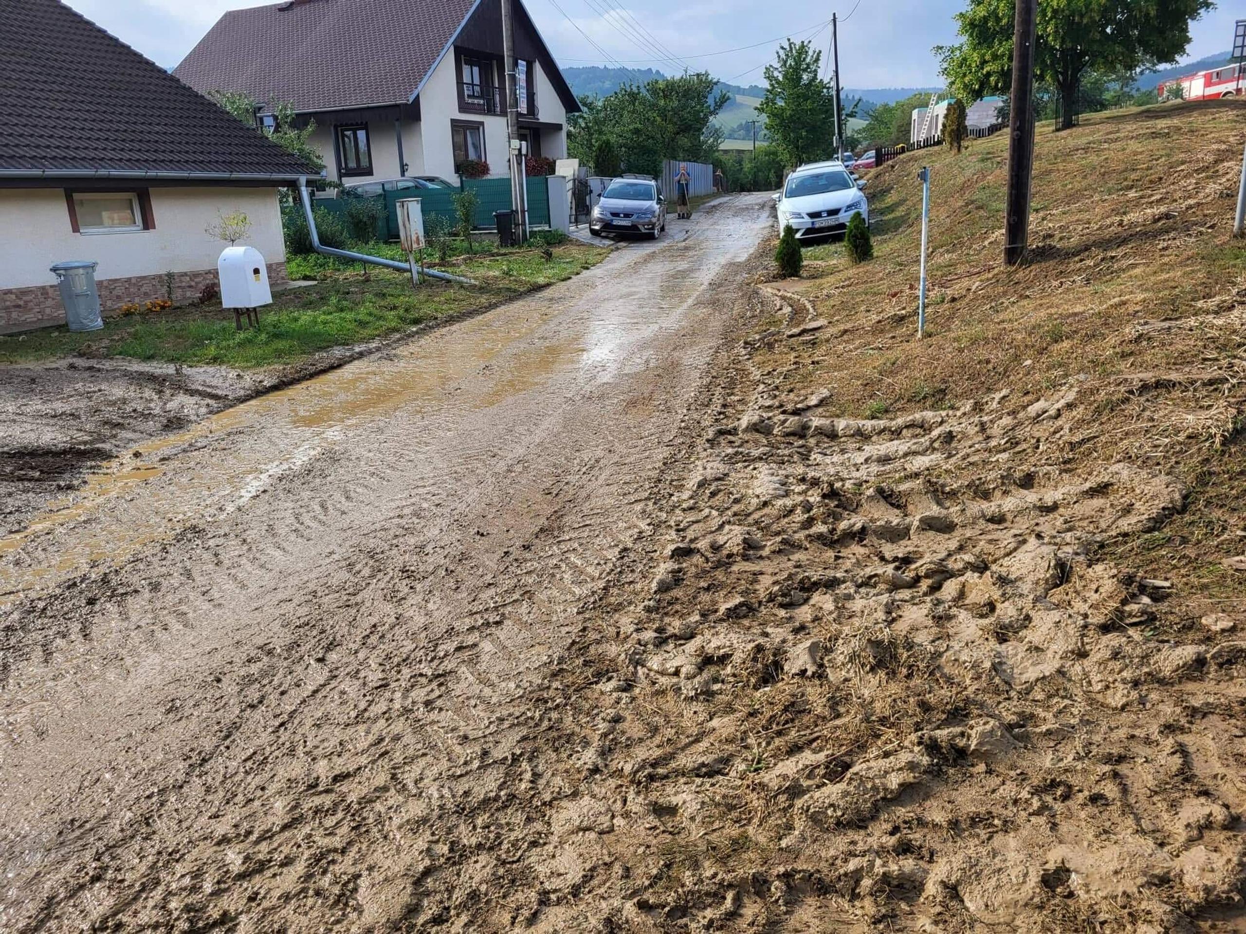 V obci Hermanovce sa z kopca zlialo bahno. Ulice museli vyčistiť dobrovoľní hasiči.