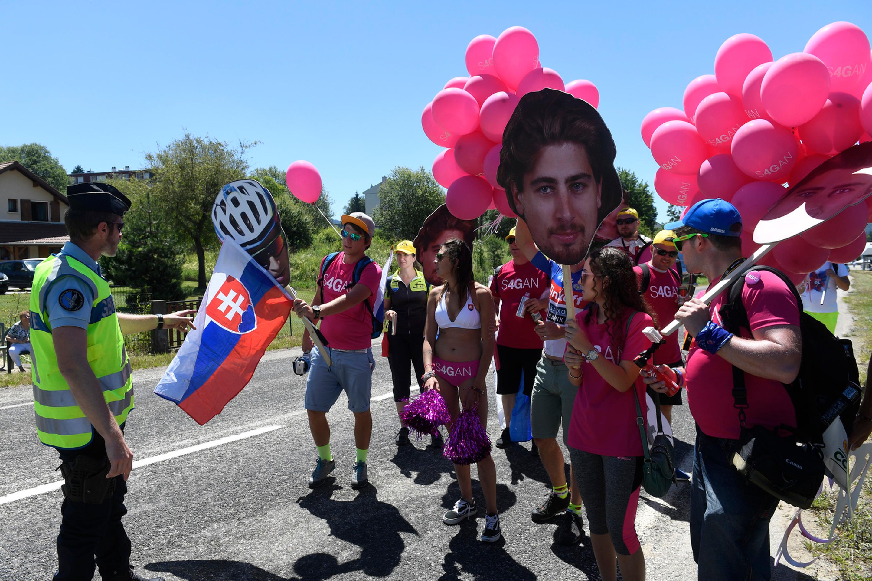 Slovenskí fanúšikovia Petra Sagana povzbudzujú na rýchlostnej prémii 15. etapy Tour de France