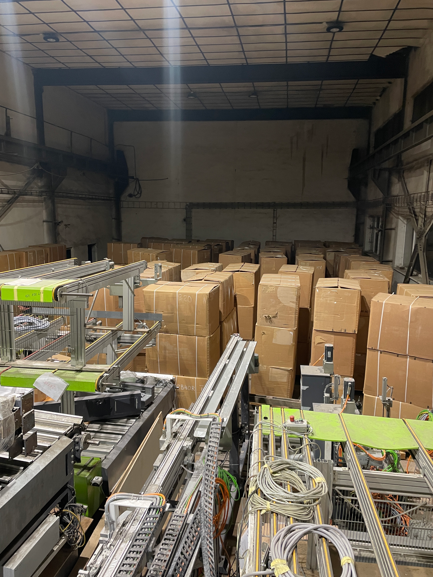 Sklad balíkov s nelegálnymi cigaretami