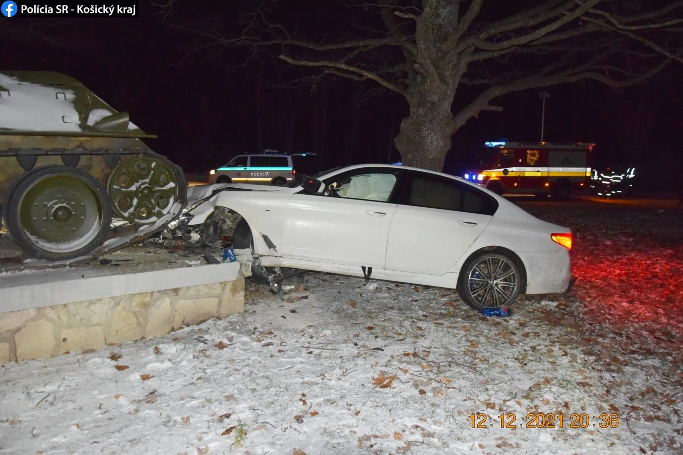 BMW narazilo od tanku na podstavci.