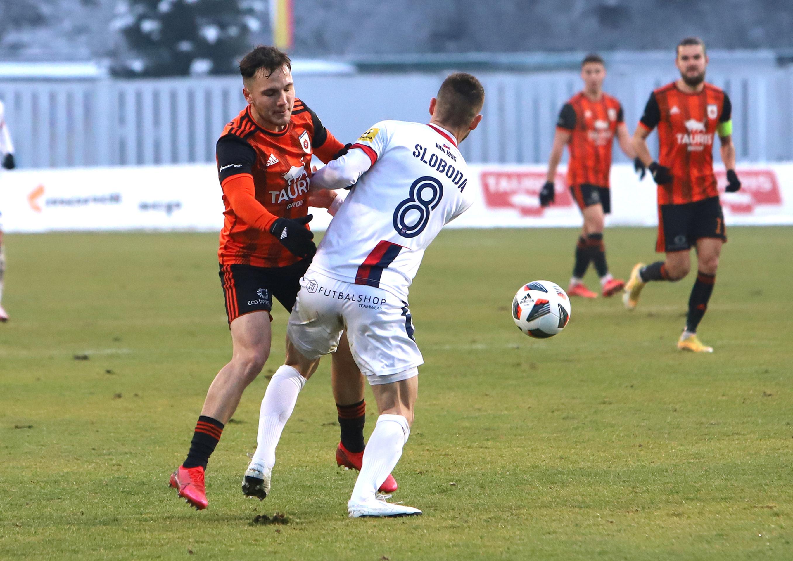 Zľava Dalibor Takáč (Ružomberok) a Anton Sloboda (Zlaté Moravce) v zápase 18. kola Fortuna ligy.