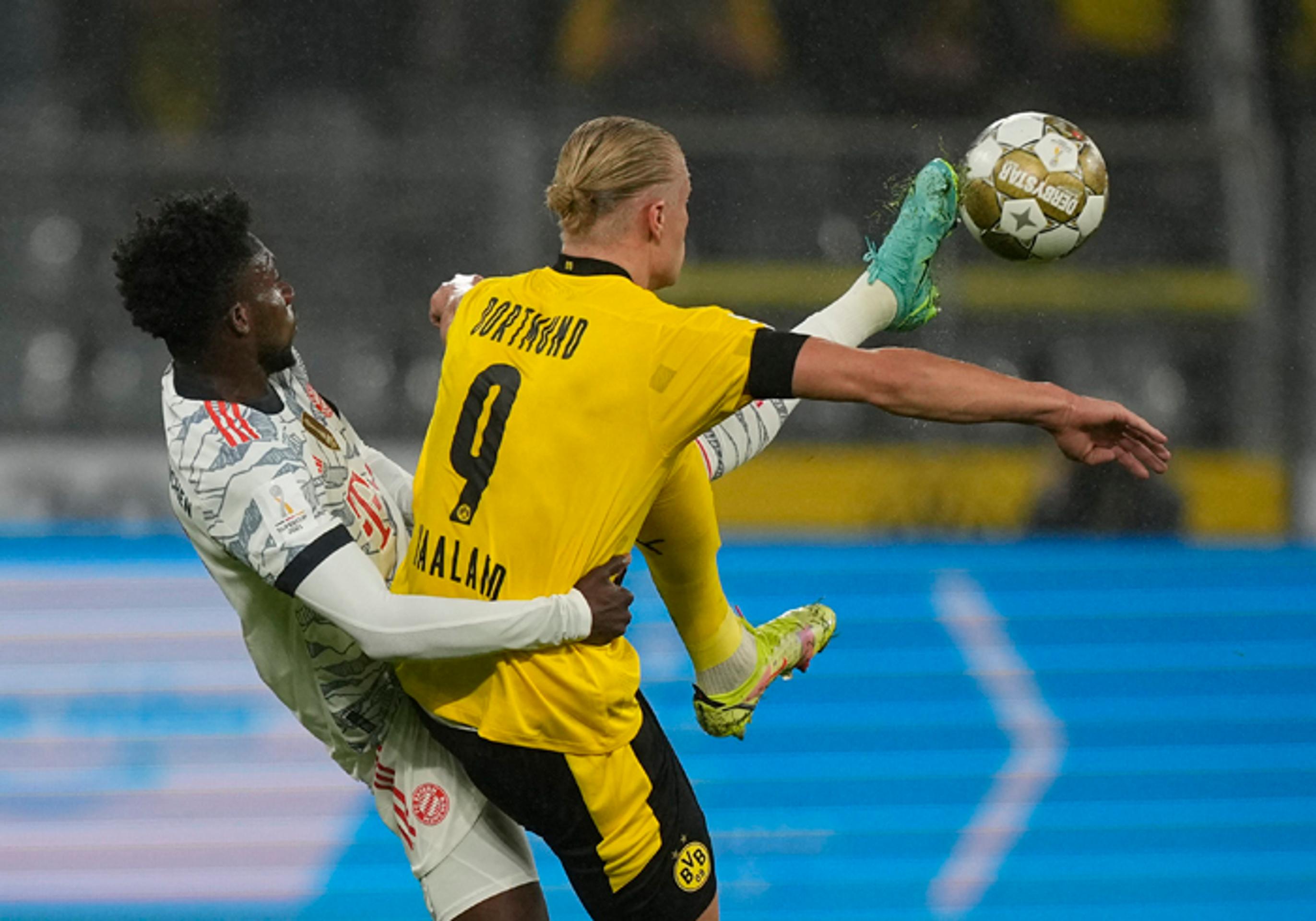 Alphonso Davies (Bayern) a Erling Haaland (Dortmund).