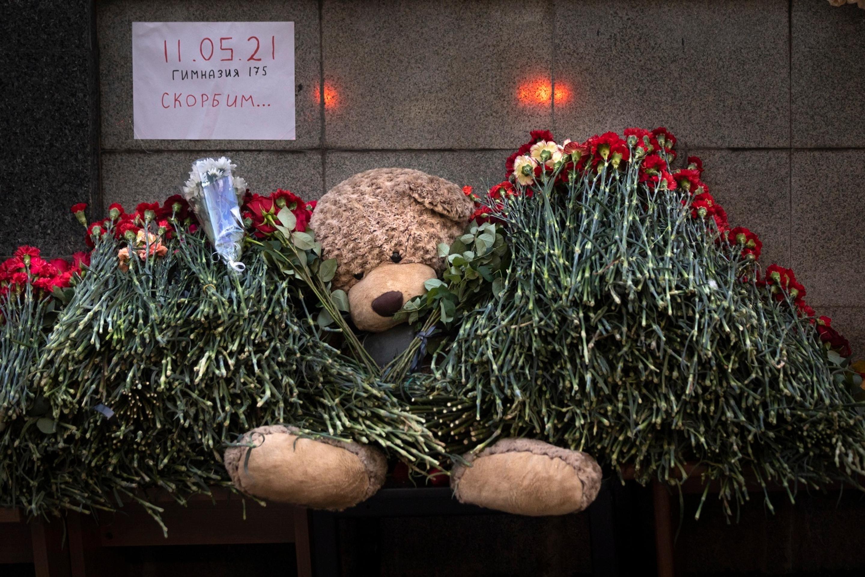 Ľudia vyjadrujú sústrasť po streľbe na škole v Kazani