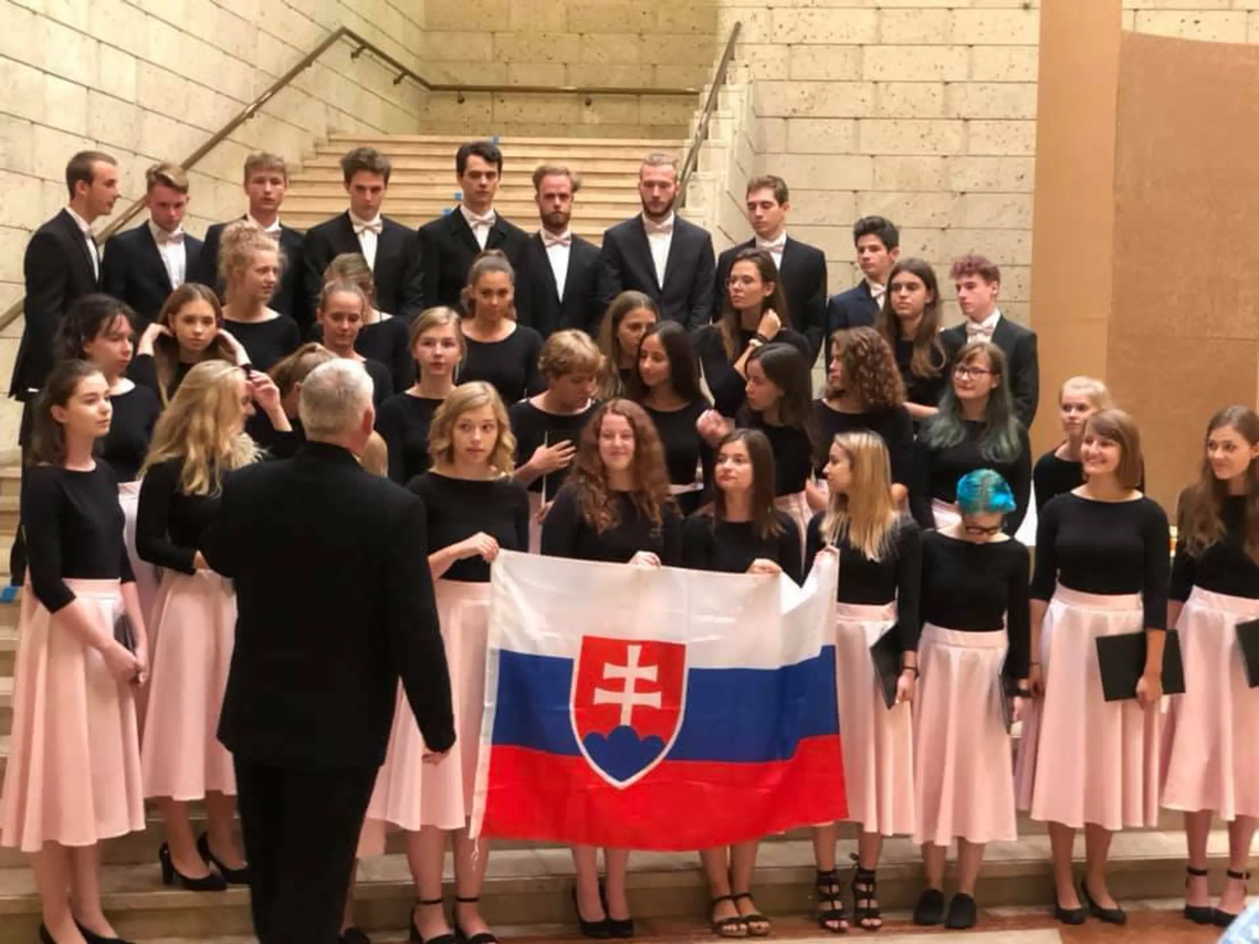 Spevácky zbor Cantica nova uviazol v Tokiu na letisku