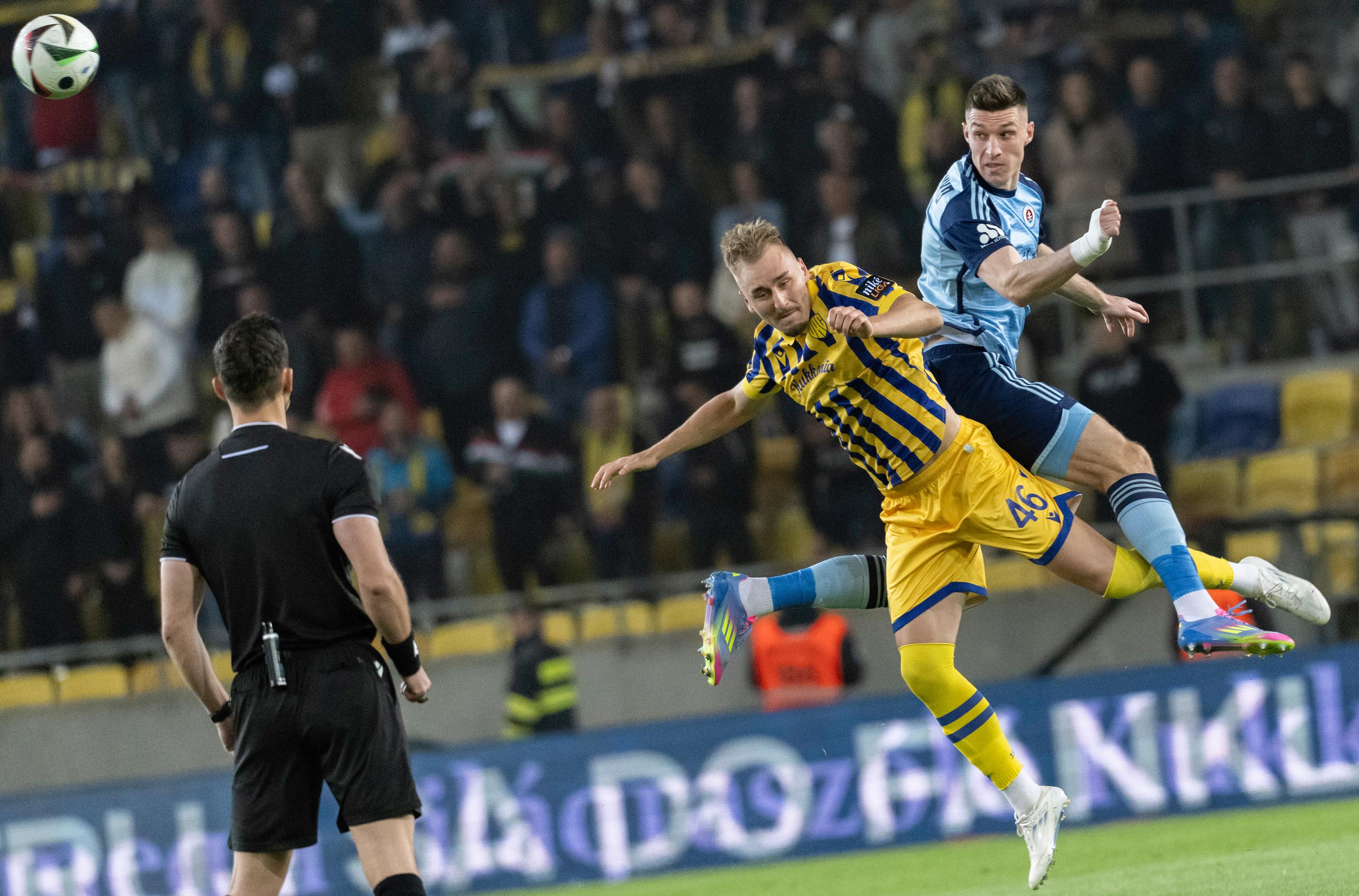 Sprava Danylo Ignatenko (Slovan) a Matej Trusa (DAC) v 7. kole nadstavby Niké ligy skupiny o titul.