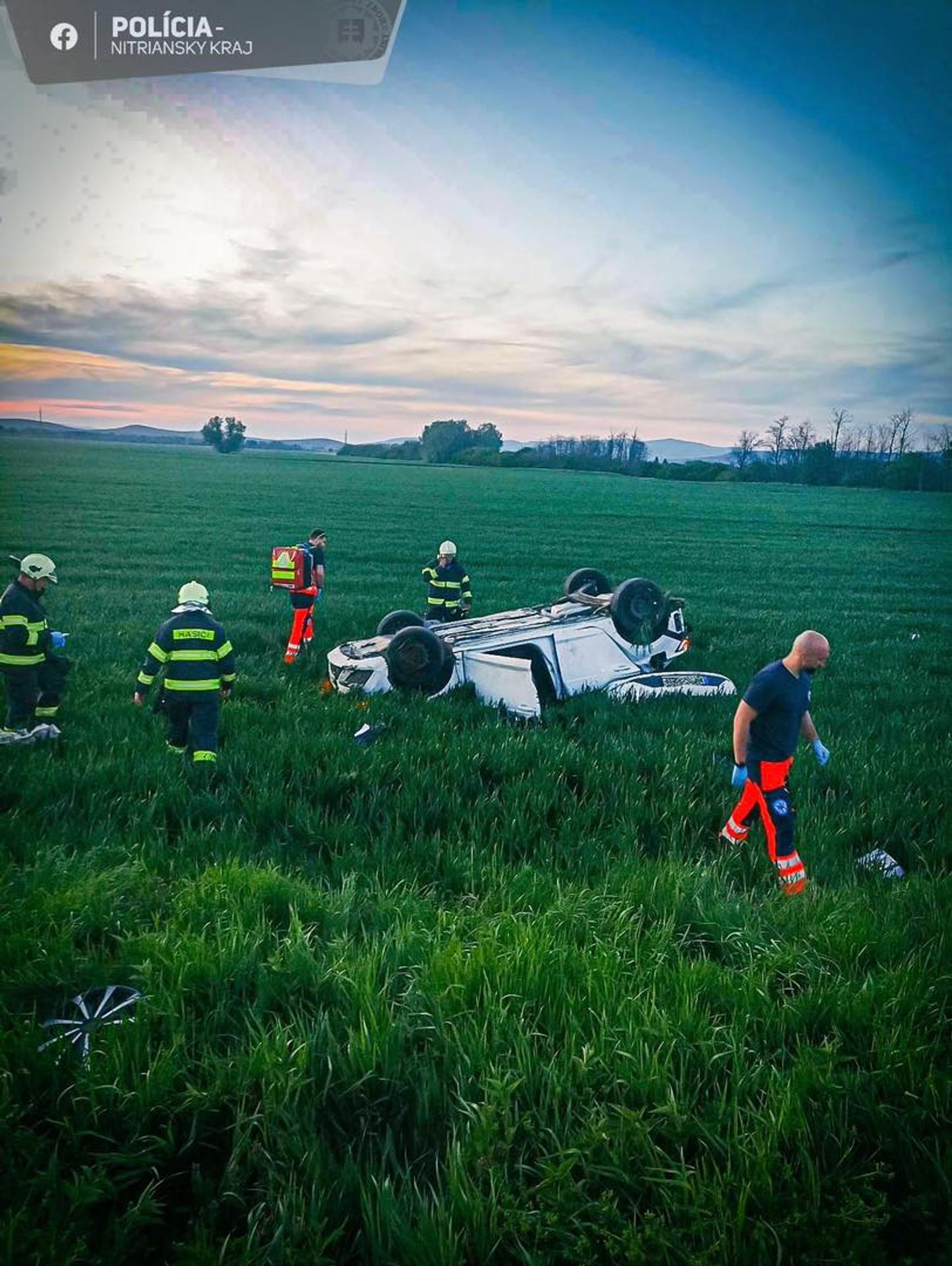 Auto sa prevrátilo na strechu