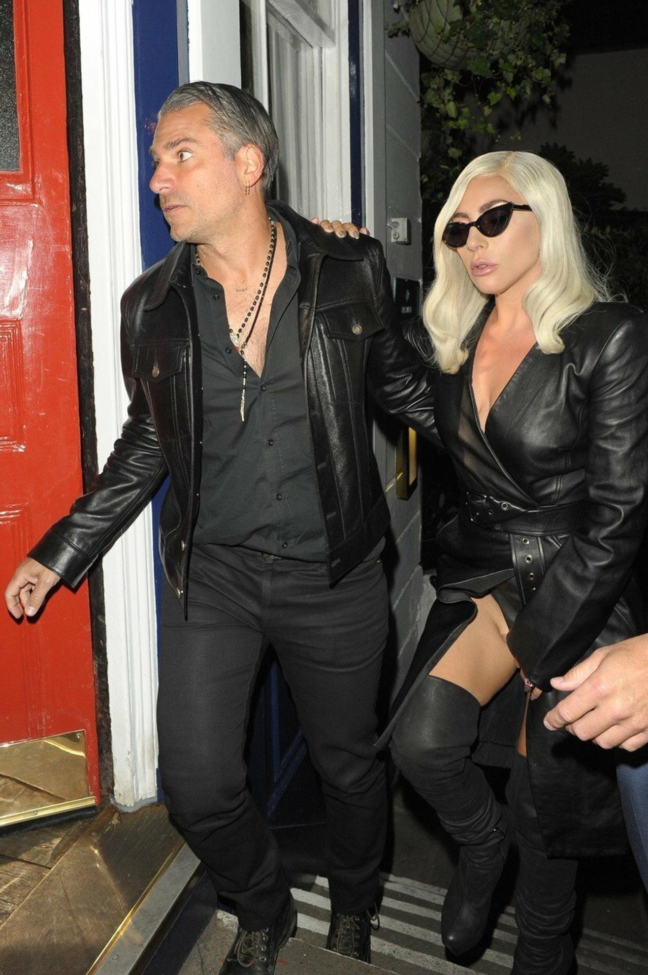 Lady Gaga so snúbencom na londýnskej premiére svojho nového filmu