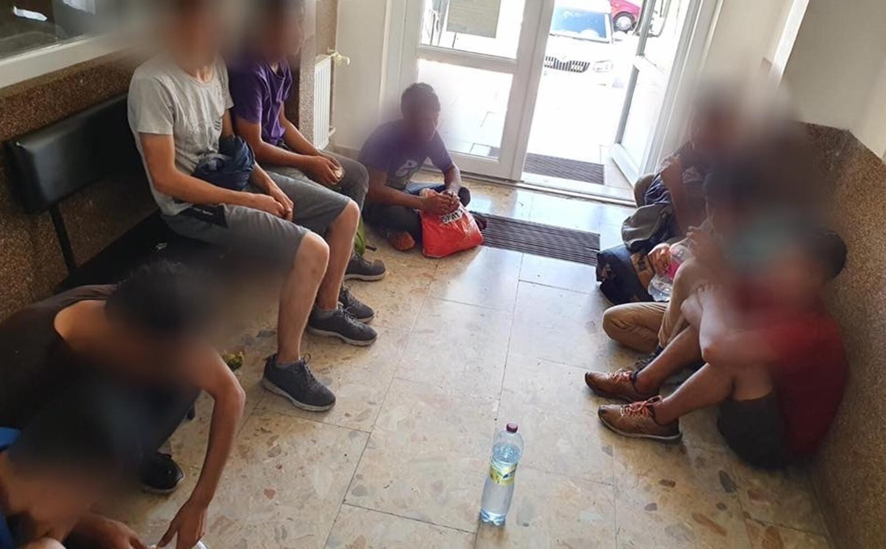 Polícia našla ilegálnych imigrantov pod vlakovým vozňom.