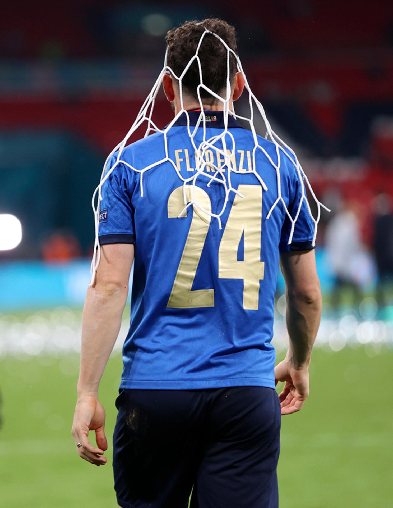 Alessandro Bastoni kráča s odstrihnutou sieťou z brány po víťazstve vo finále ME proti Anglicku.