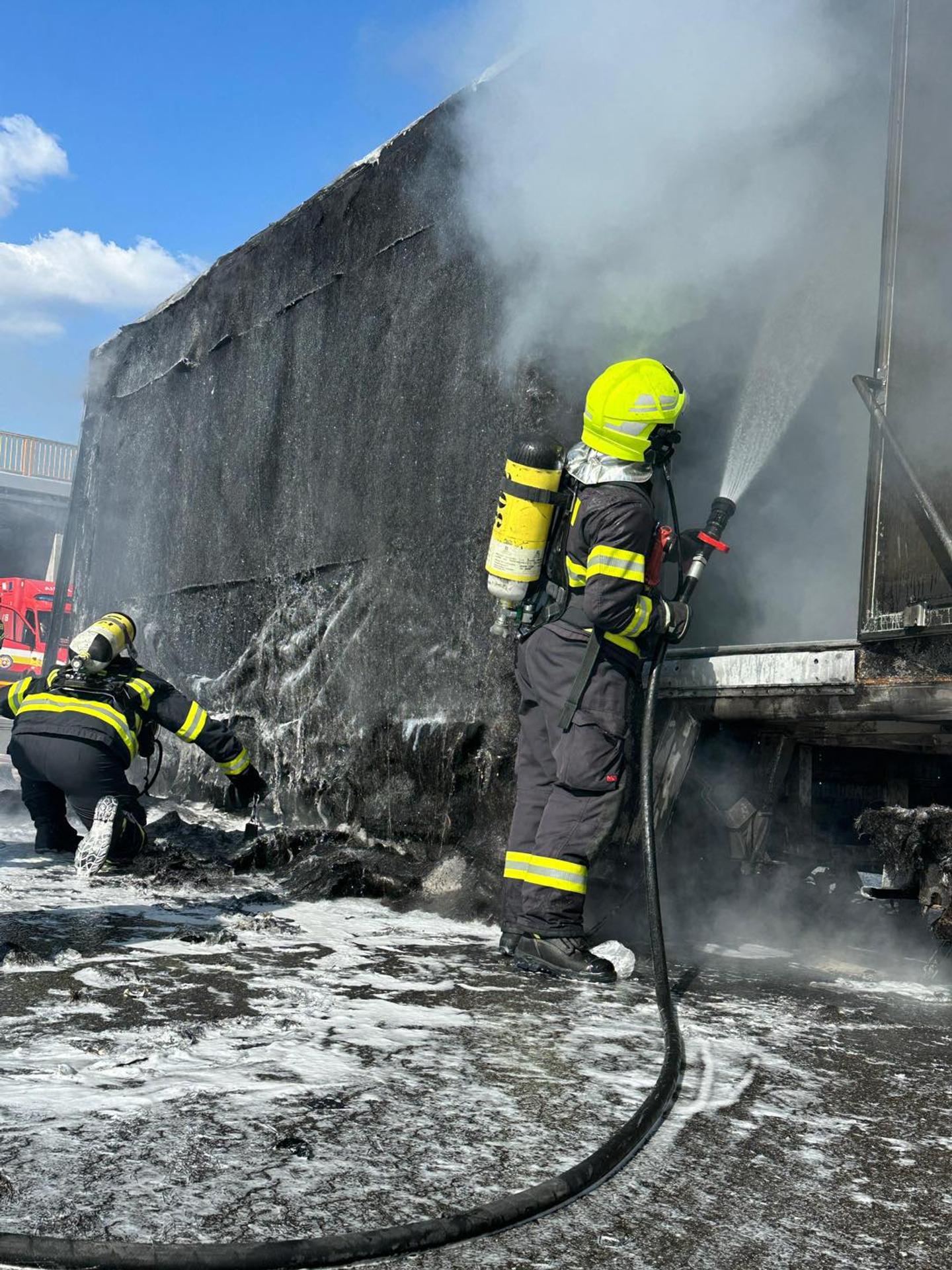 Požiar nákladného auta na D4