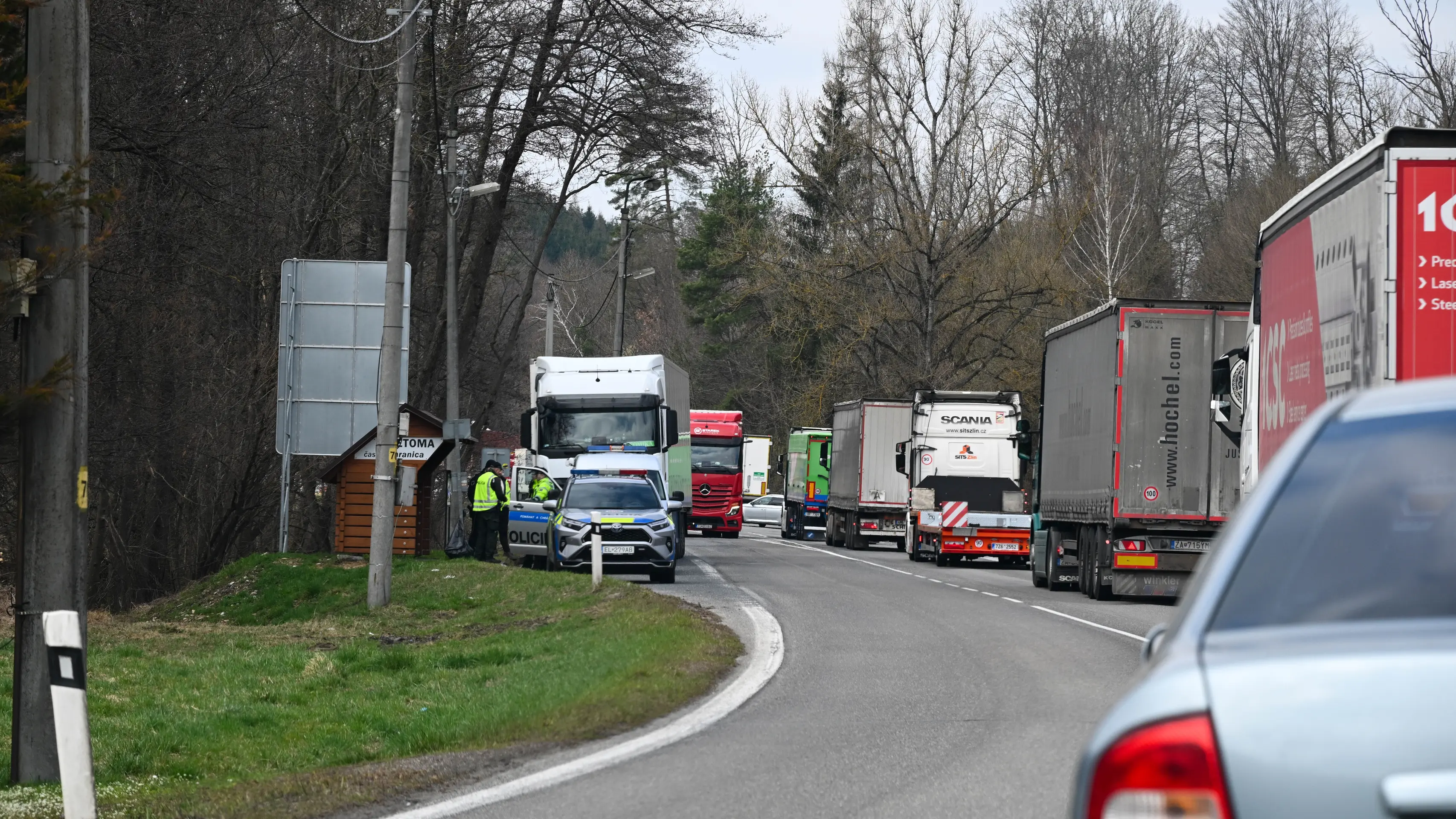 Policajti pre slintačku a krívačku zastavujú vozidlá na hraničných priechodoch