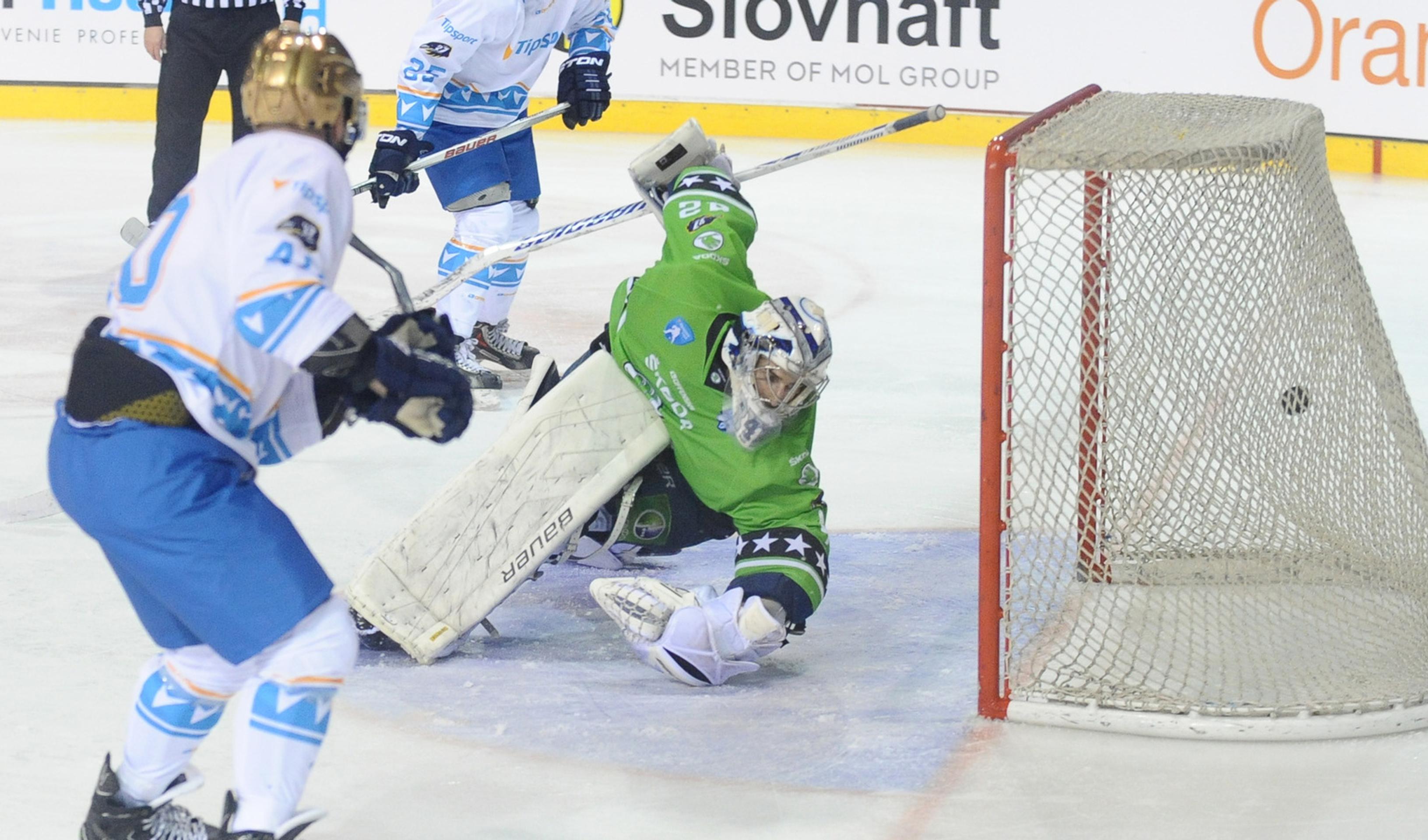 Jakub Ručkay (vľavo) z tímu Ľuboša Bartečka (Tipsport) strieľa gól brankárovi Patrikovi Rybárovi z tímu Róberta Petrovického (Šk