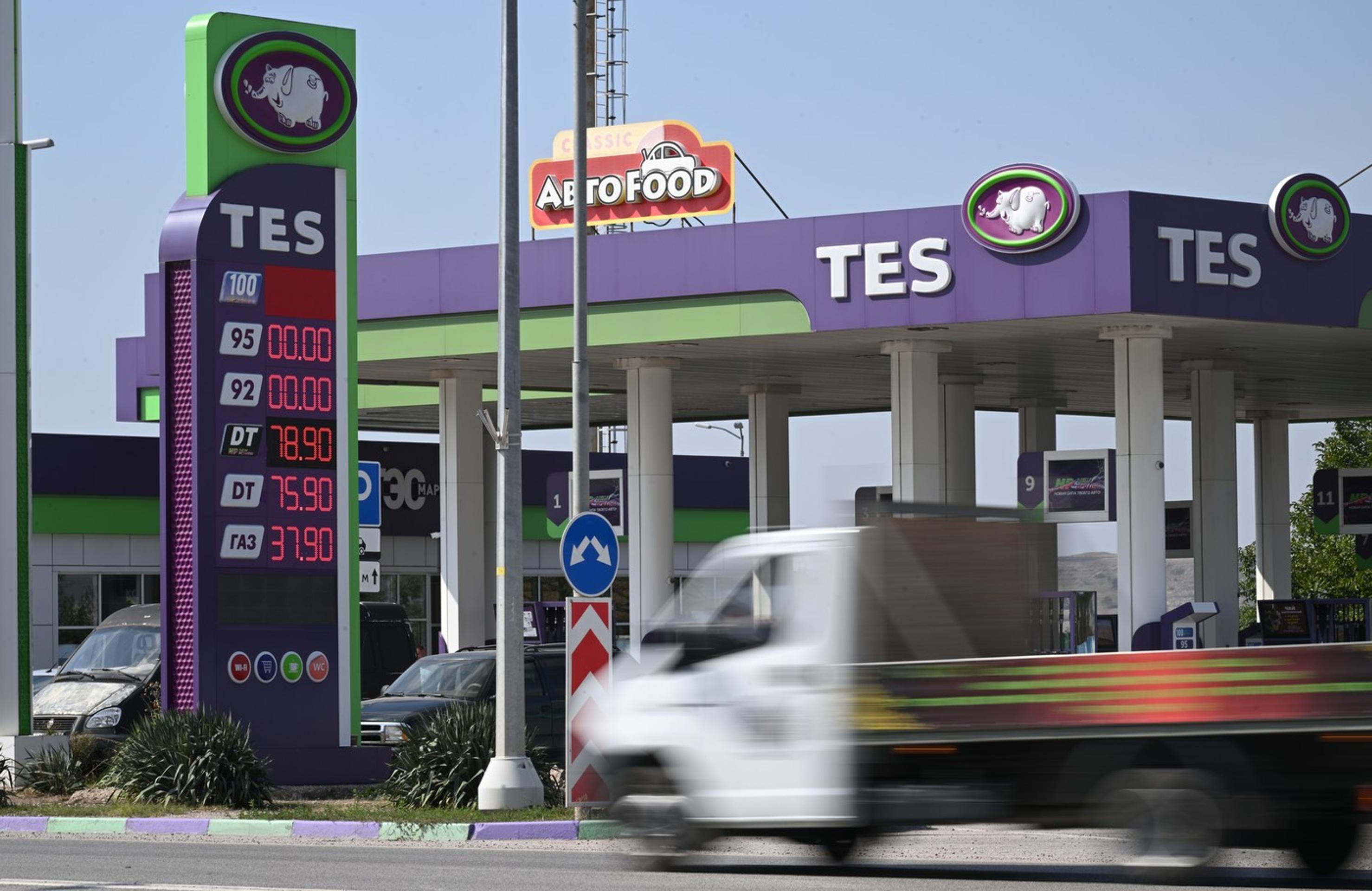 Na čerpacích staniciach na Kryme je nedostatok benzínu.