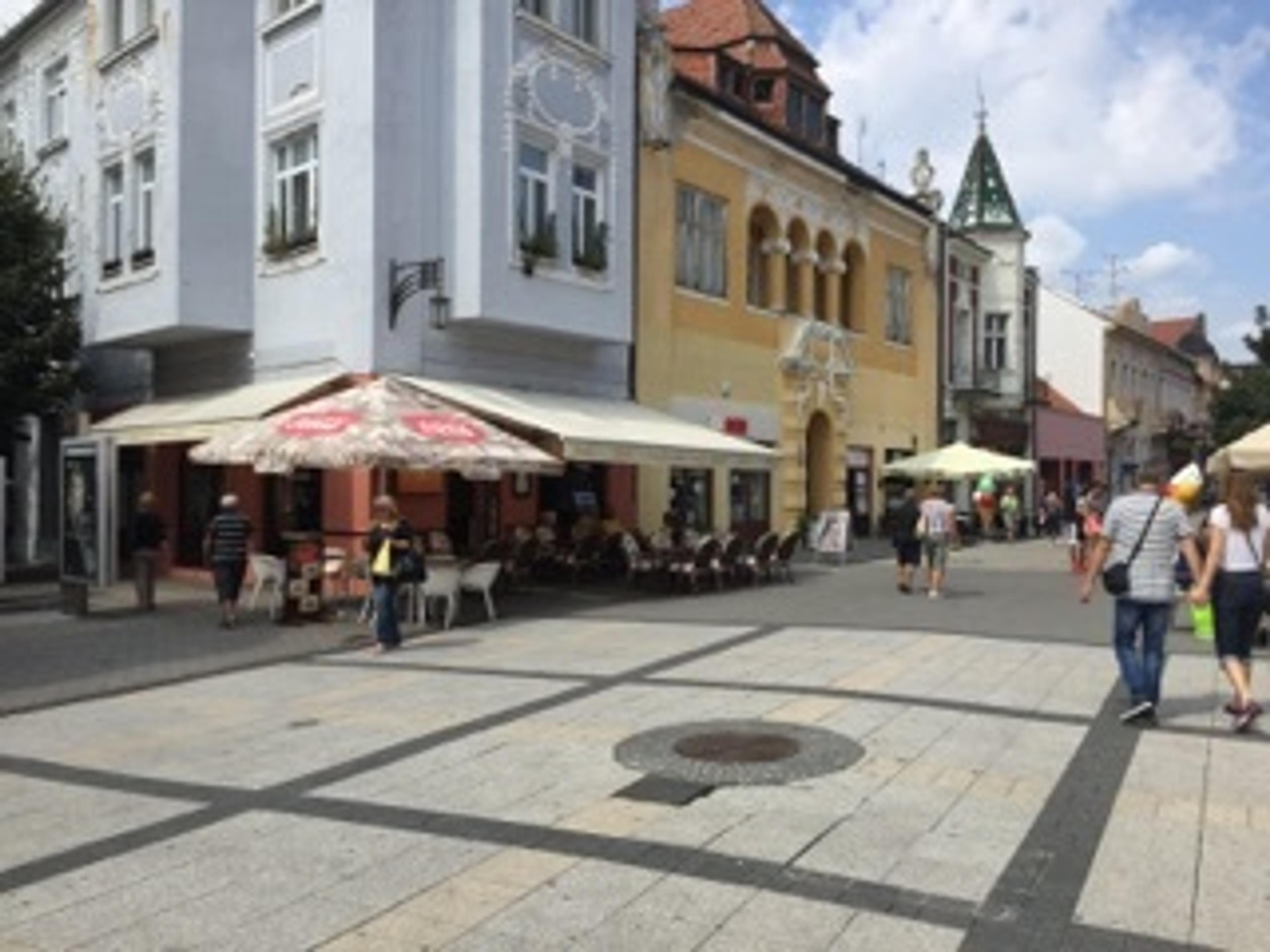 Pohľad na reštauráciu, ktorú v noci rozbili v Piešťanoch.