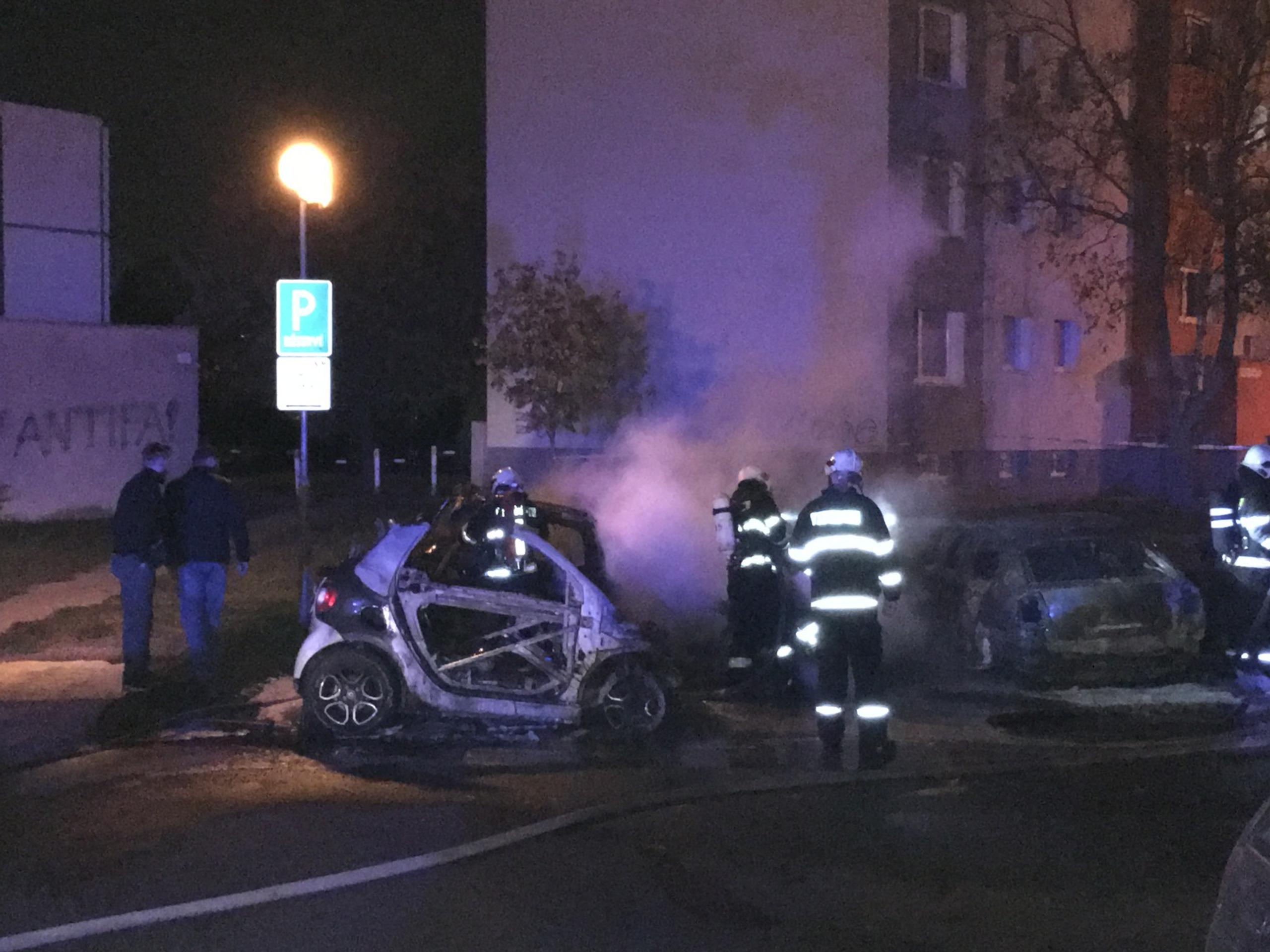 V Podunajských Biskupiciach zhorelo päť áut.