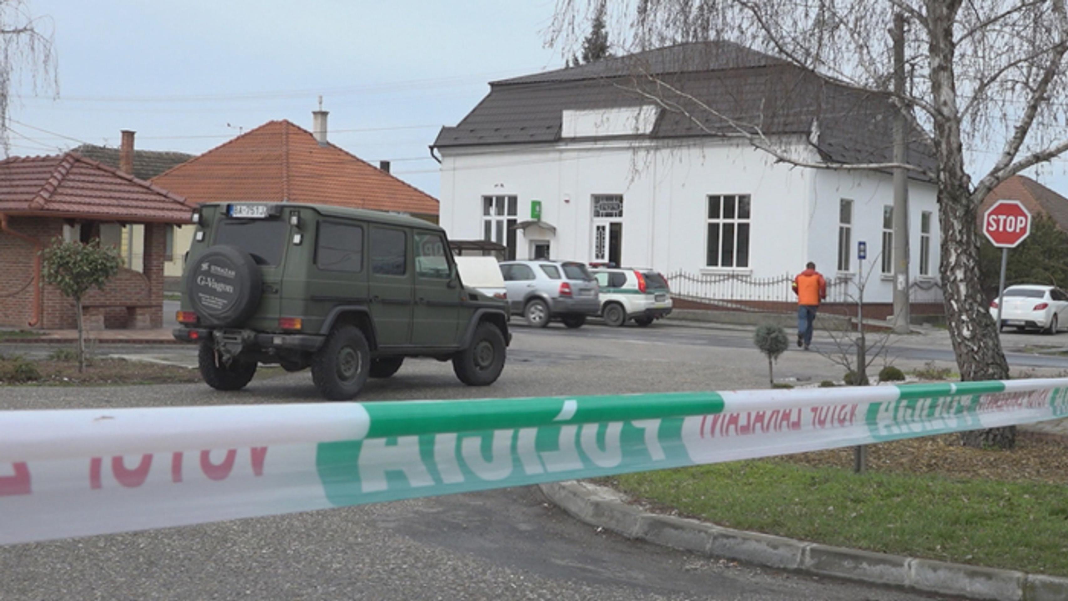 Pohľad na vybuchnutý bankomat v obci Okoč.