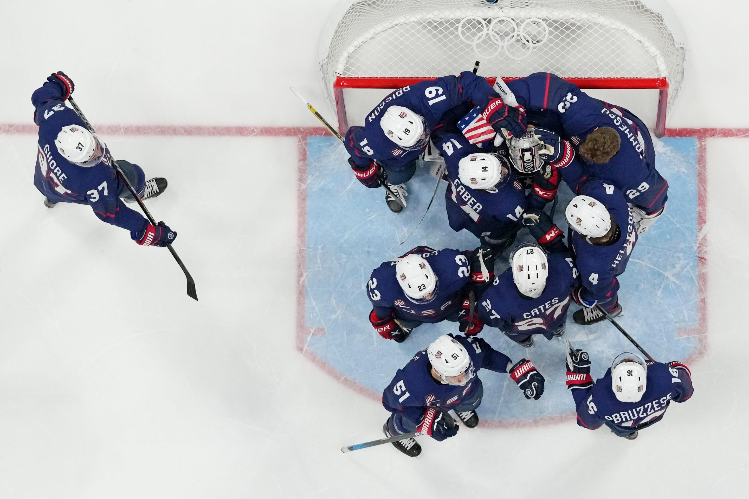 Americkí hráči po prehre so Slovenskom vo štvrťfinále ZOH 2022.