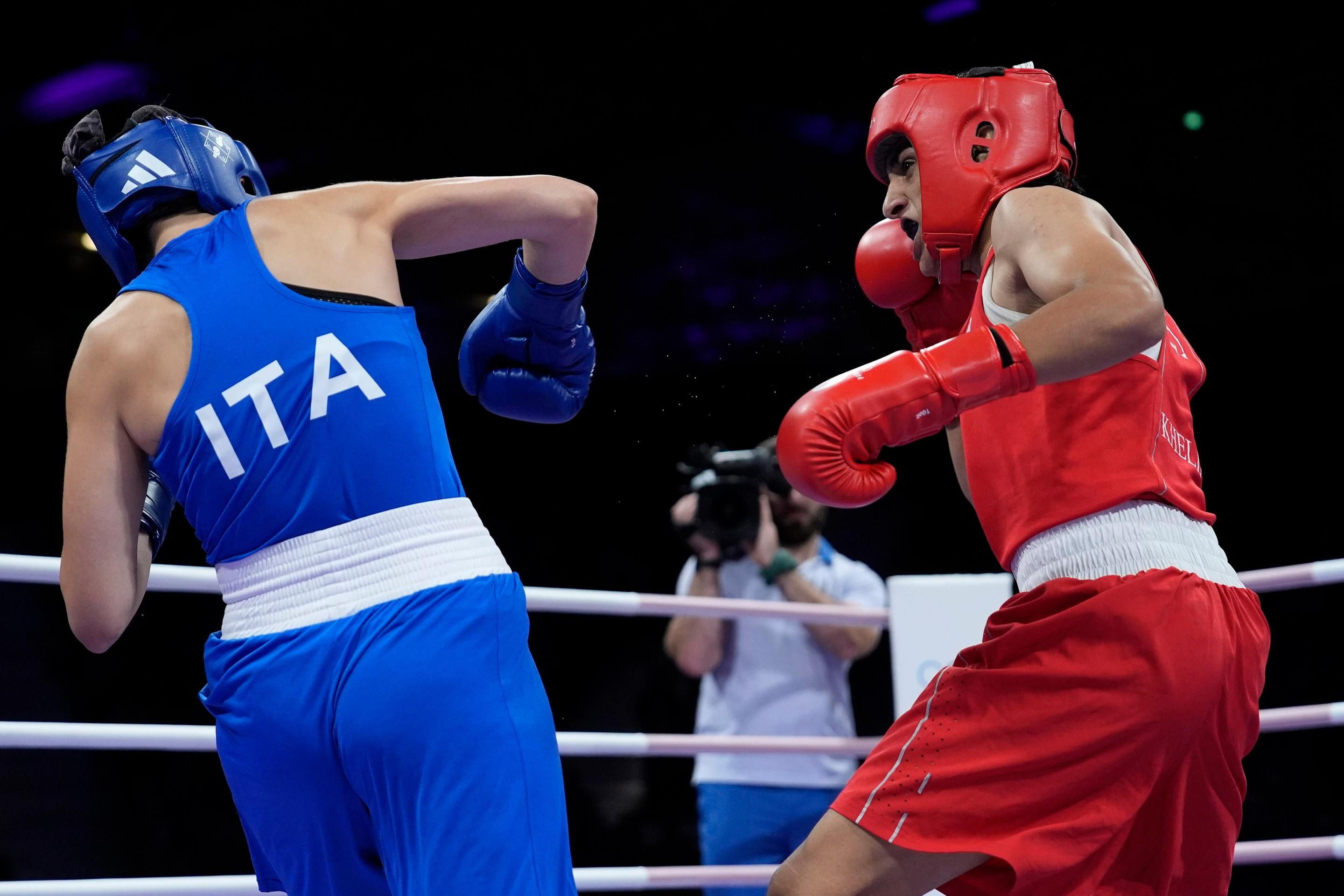 Zápas medzi Imane Khelifovou a Angelou Cariniovou