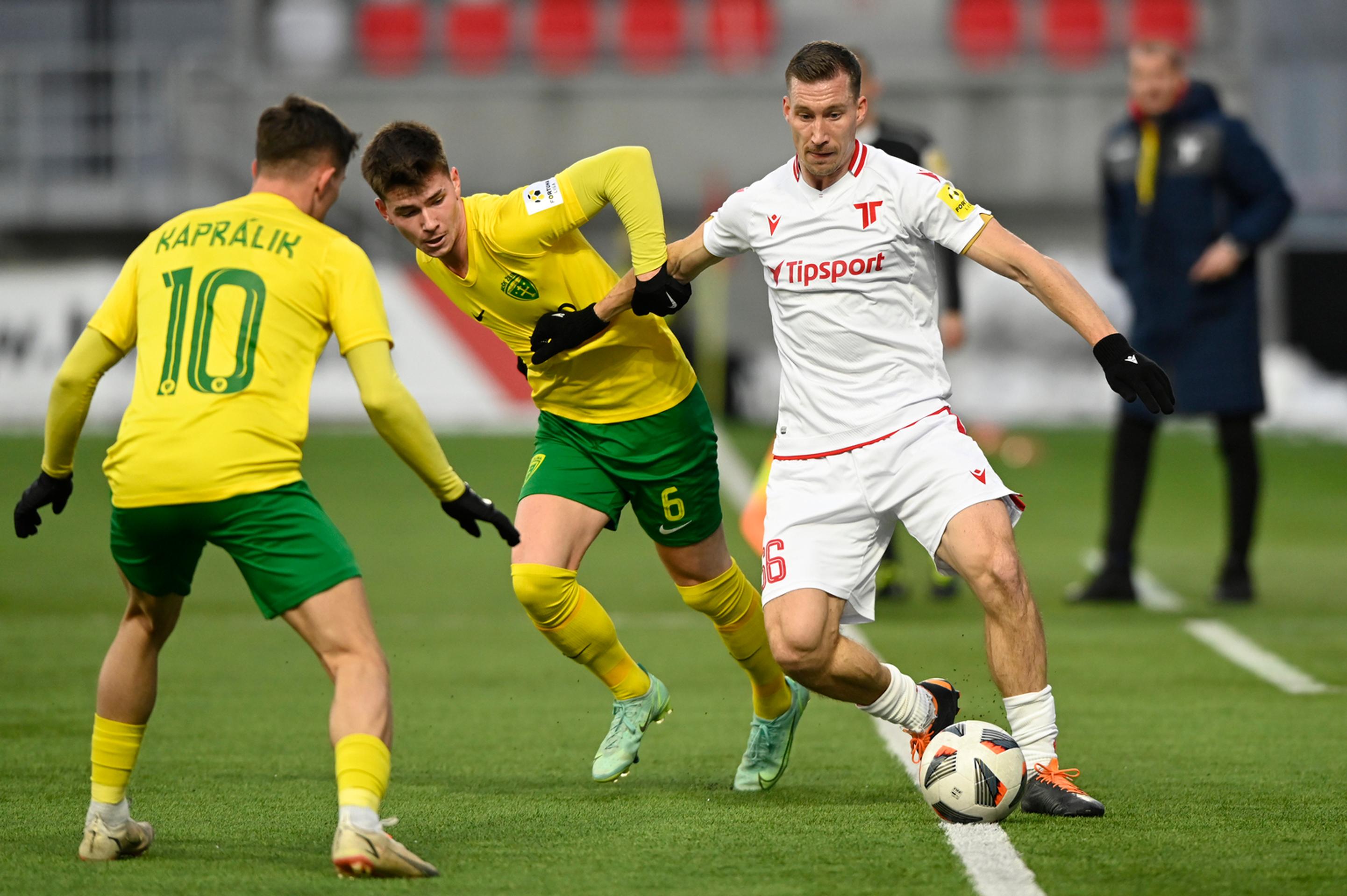 Zľava Adrián Kaprálik, Miroslav Gono (obaja MŠK Žilina) a Juha Pirinen (AS Trenčín) v zápase 18. kola Fortuna ligy.
