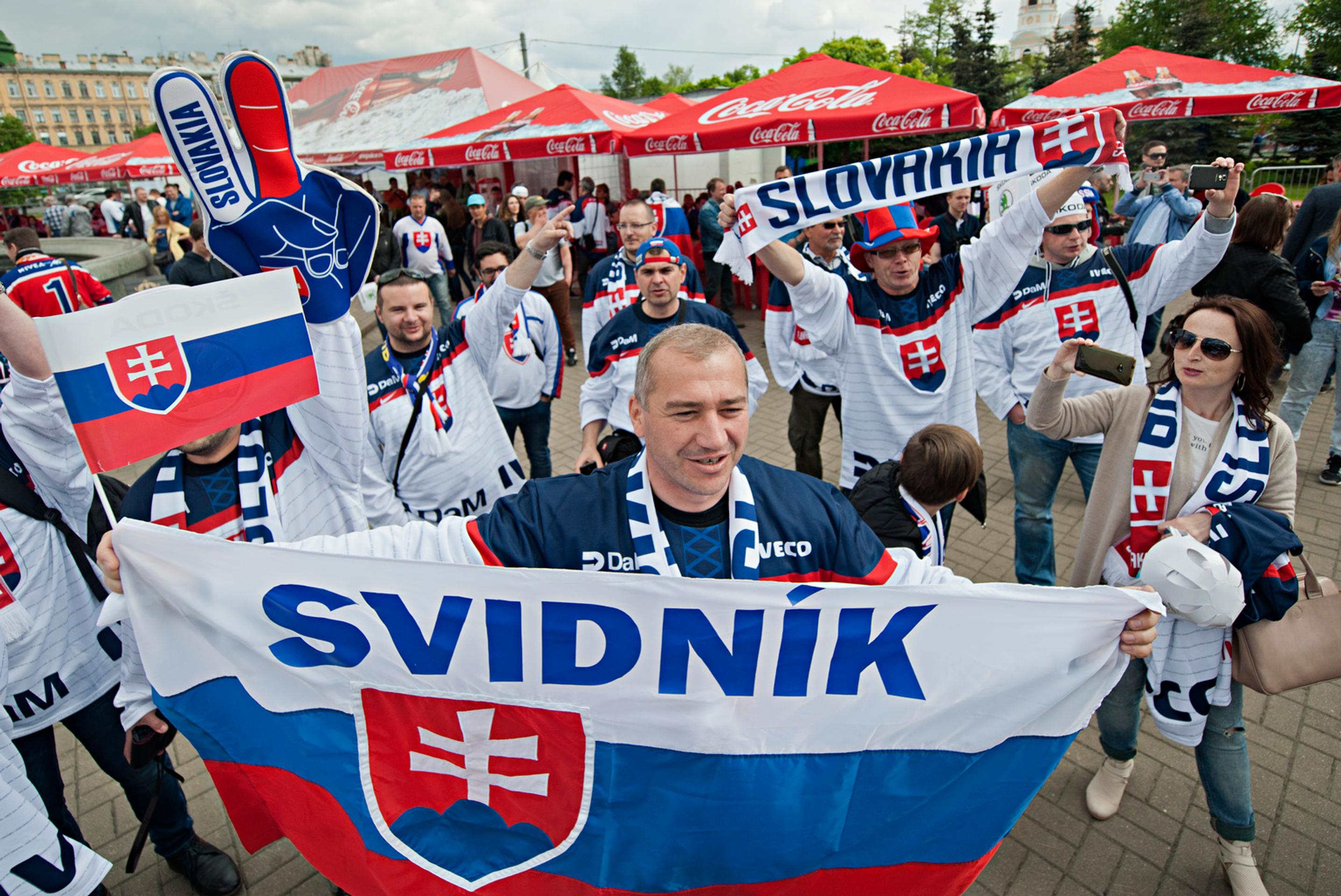 Slovenskí fanúšikovia pred zápasom s USA.