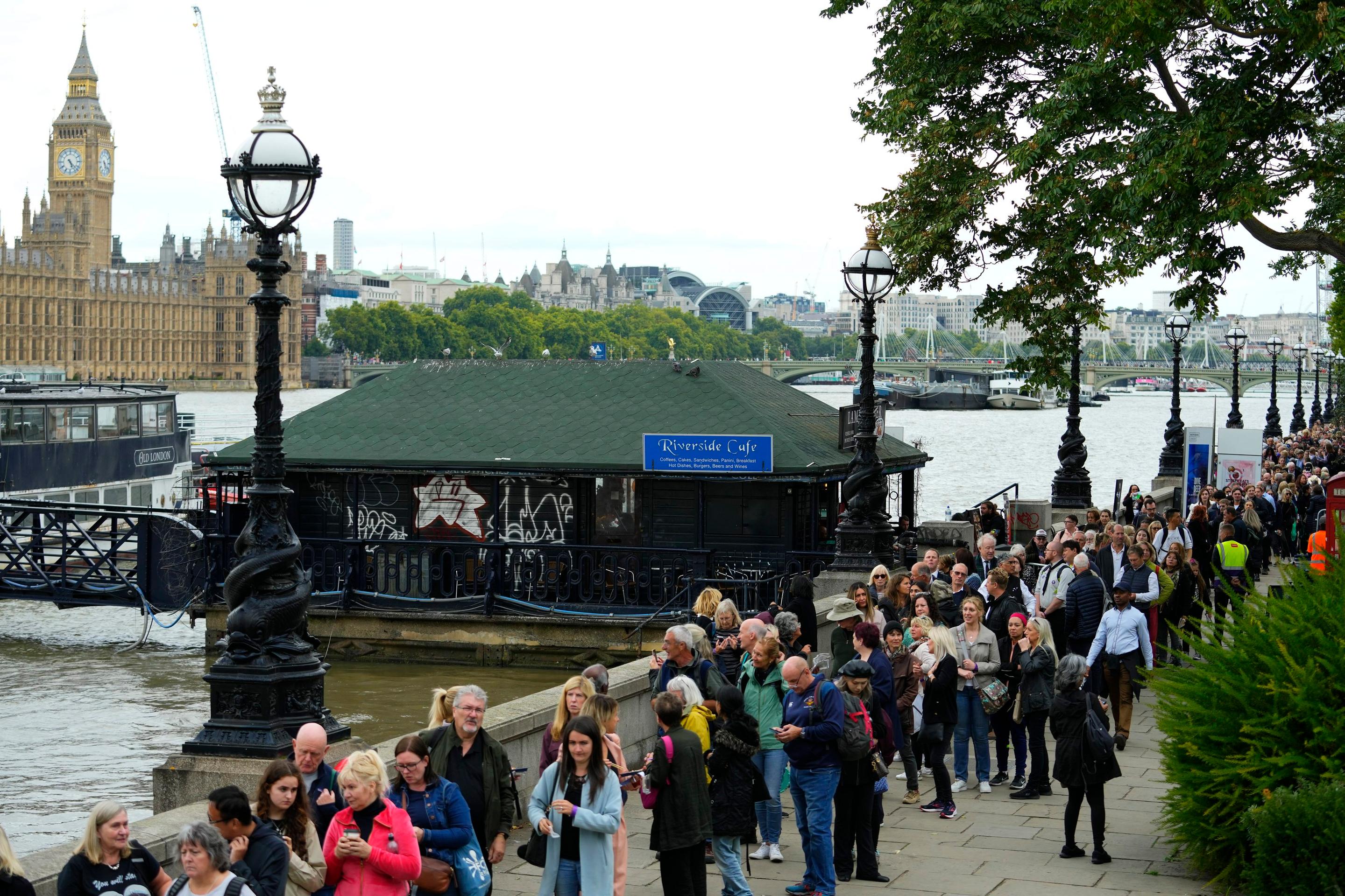 Briti sa lúčia s kráľovnou.