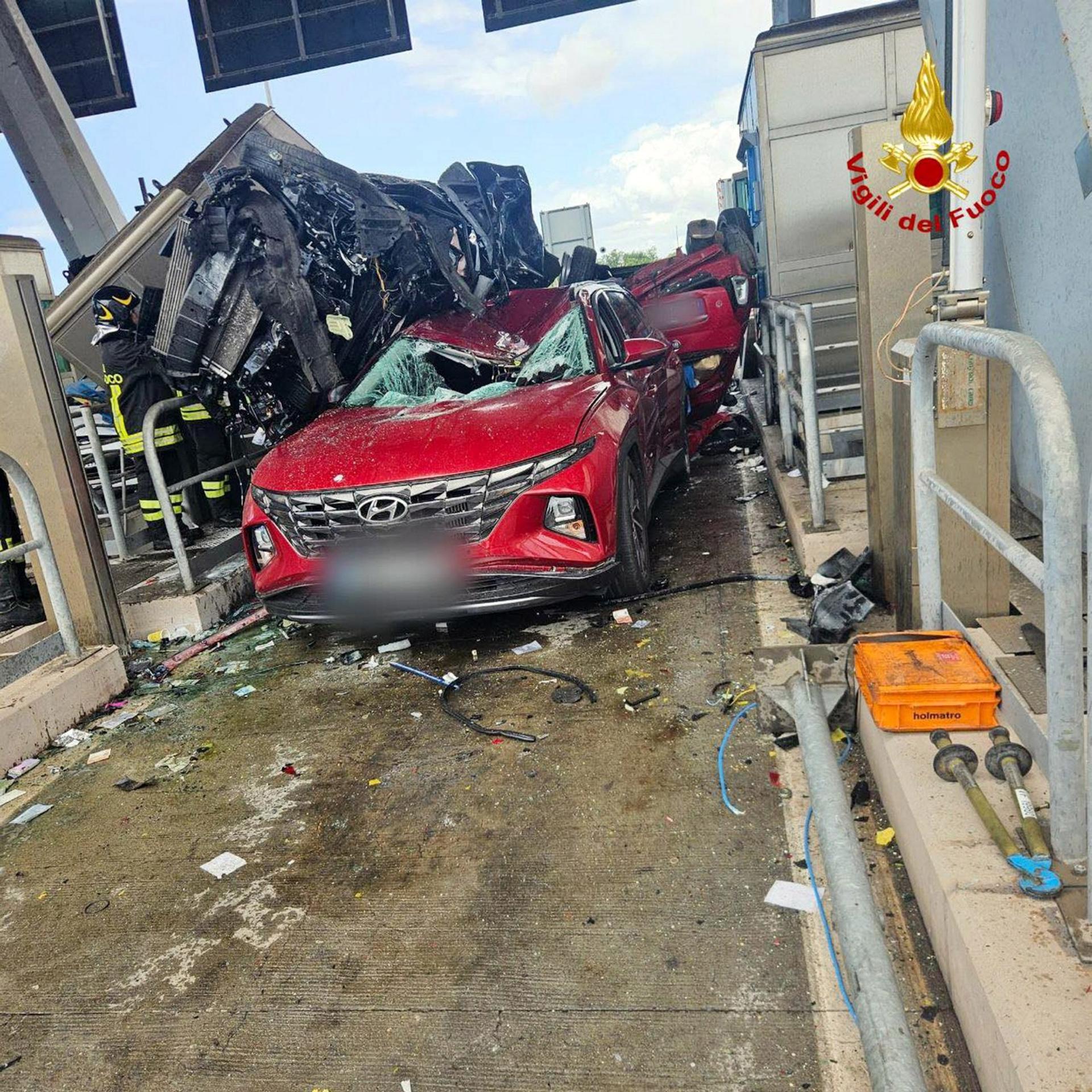 Auto narazilo do mýtnej brány.