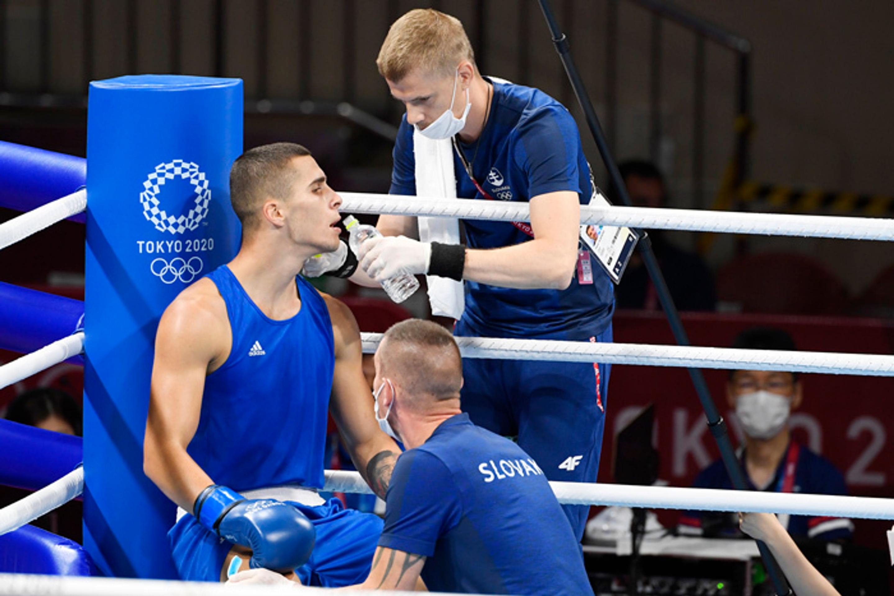 Boxer Andrej Csemez s trénerom Tomim Kid Kovácsom na OH v Tokiu.