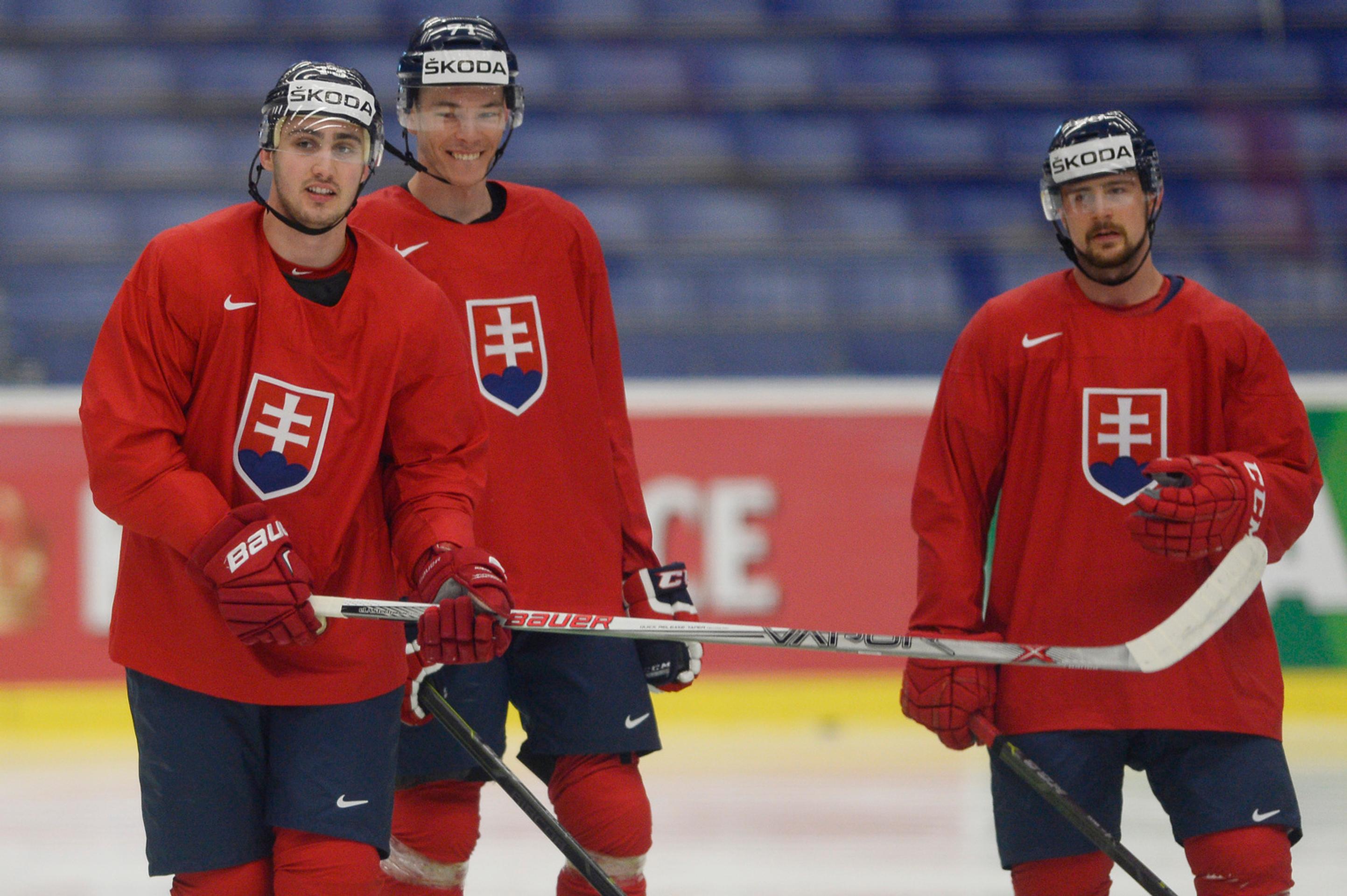 Tomáš Jurčo, Marek Ďaloga a Tomáš Tatar počas predpoludňajšieho rozkorčuľovania pred zápasom s Bieloruskom.