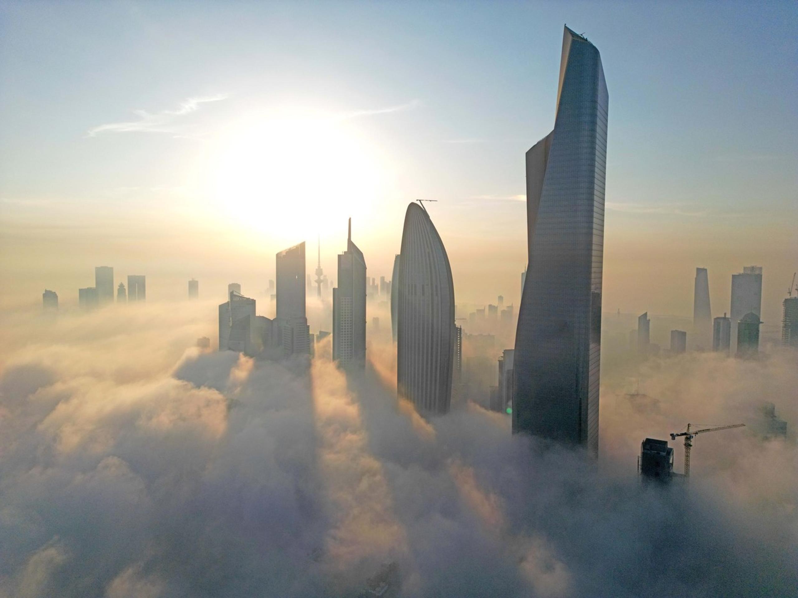 Metropolu Kuvajtu zahalila hustá hmla.