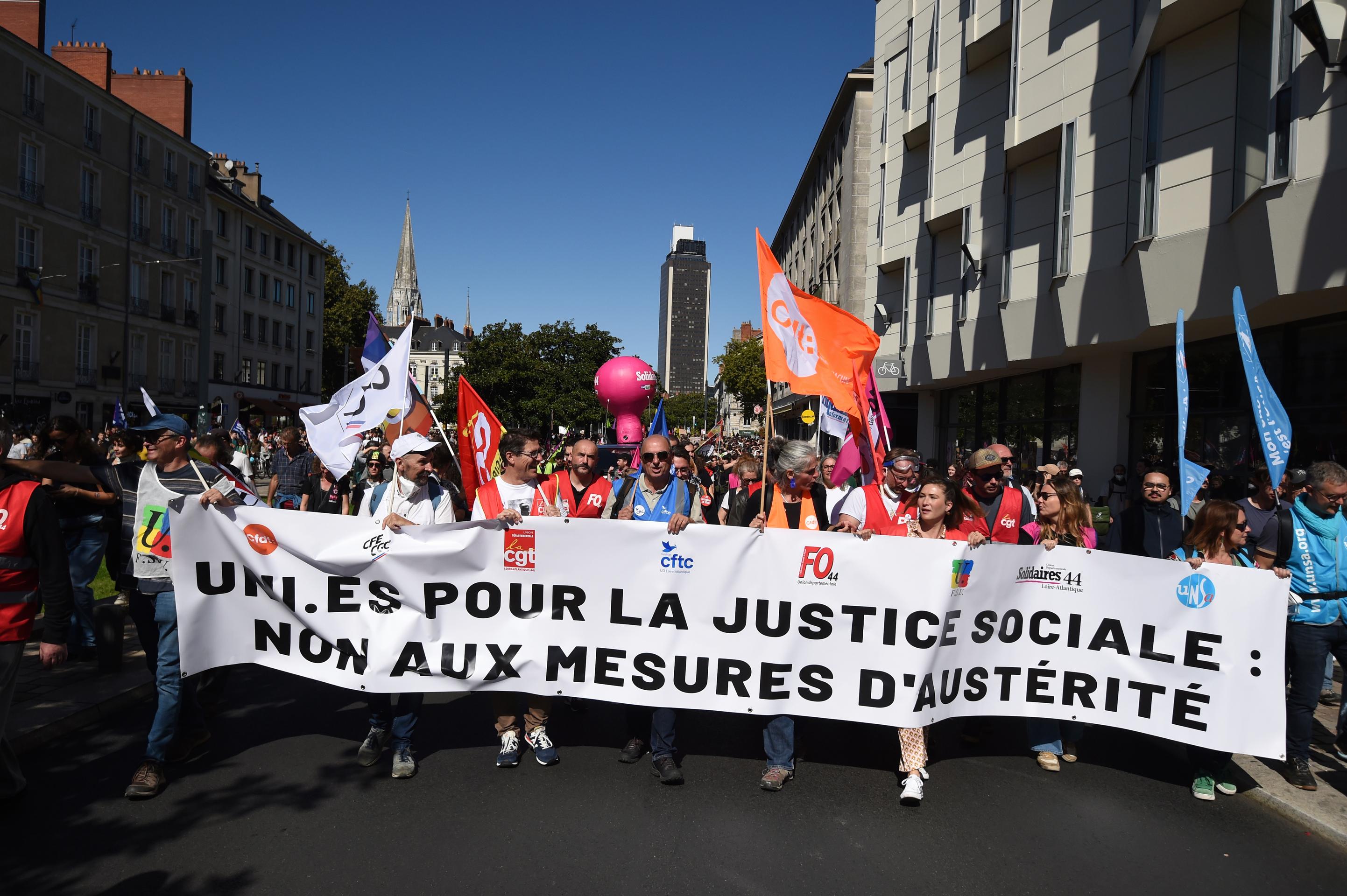 Demonštranti pochodujú počas protestu odborárov proti úsporným opatreniam vlády v meste Nantes.