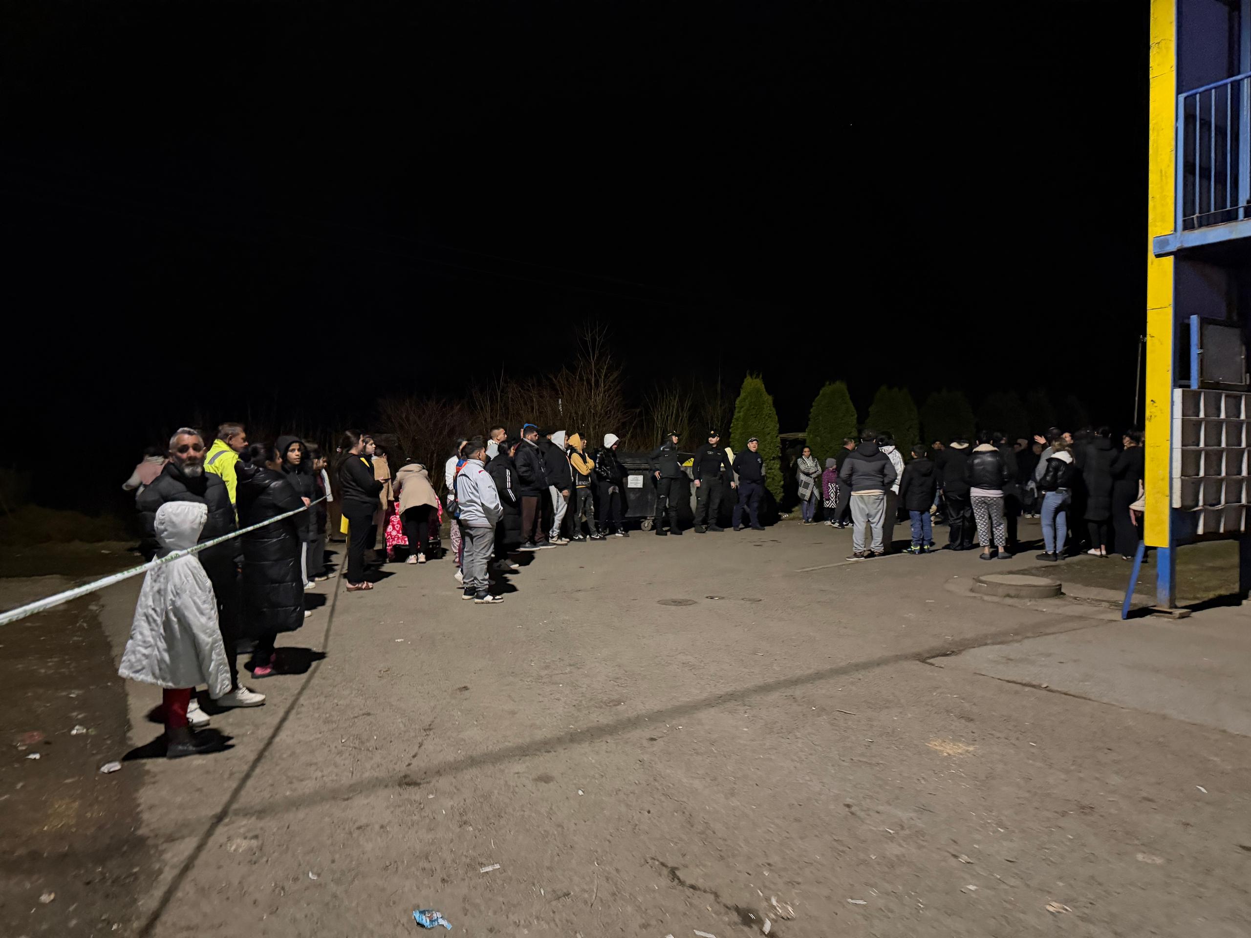 Na snímke obyvatelia bytovky stoja vonku, zatiaľčo hasiči aktuálne zasahujú pri požiari bytového domu na Festivalovej ulici vo Svidníku.