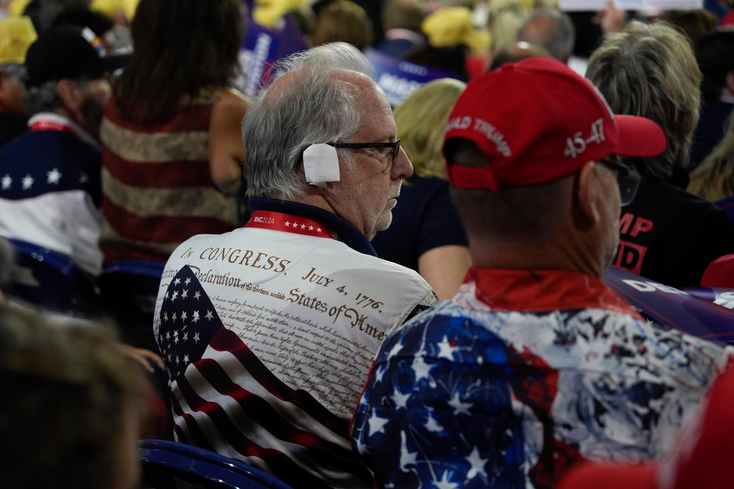 Ďalší z delegátov na zjazde s obviazaným uchom.