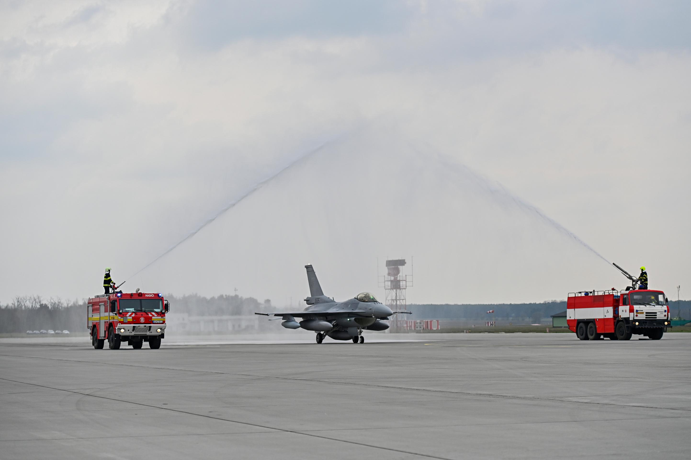 Na Slovensku pristáli ďalšie dve stíhačky F-16