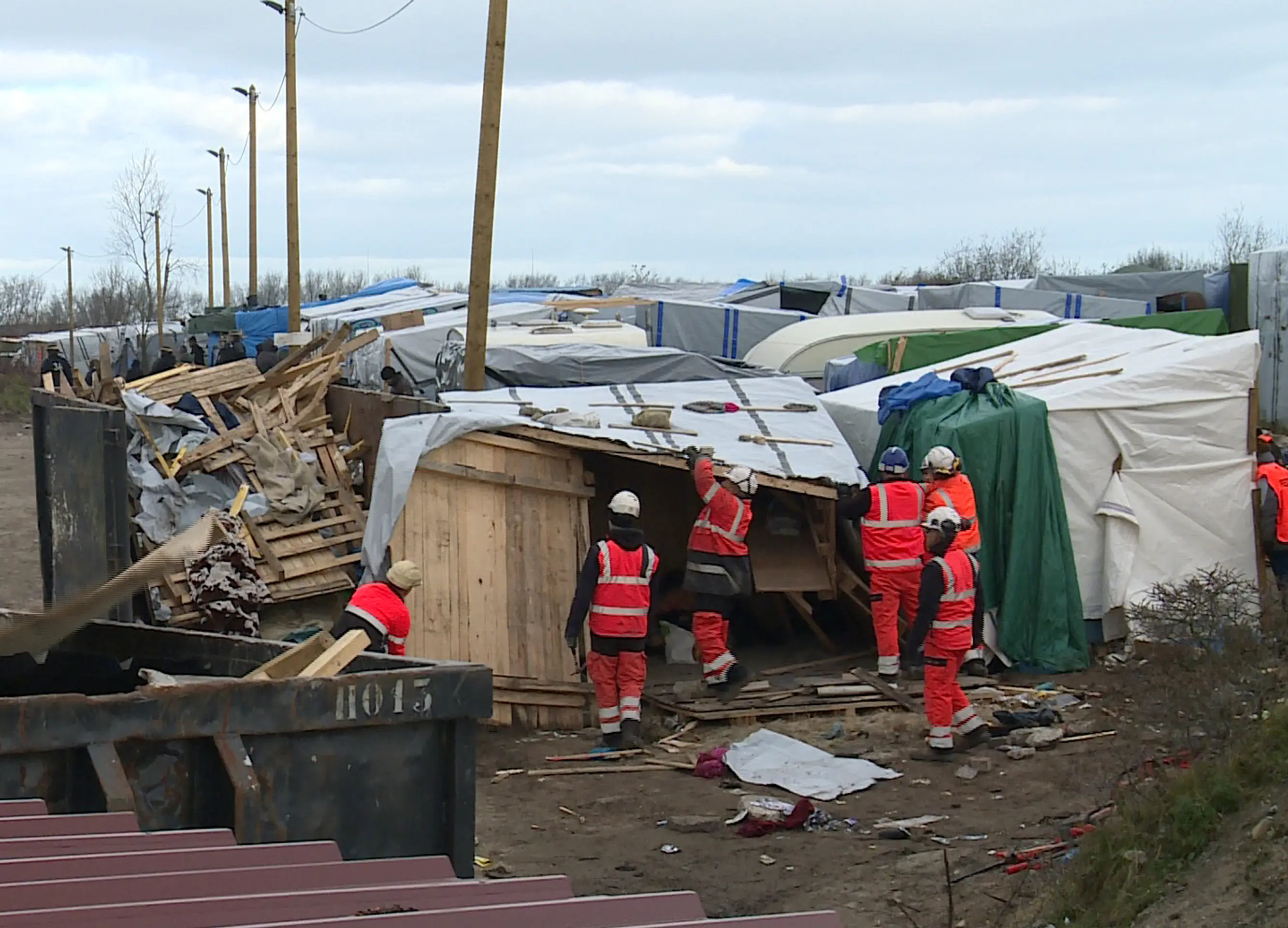 Búranie táboru v Calais. 