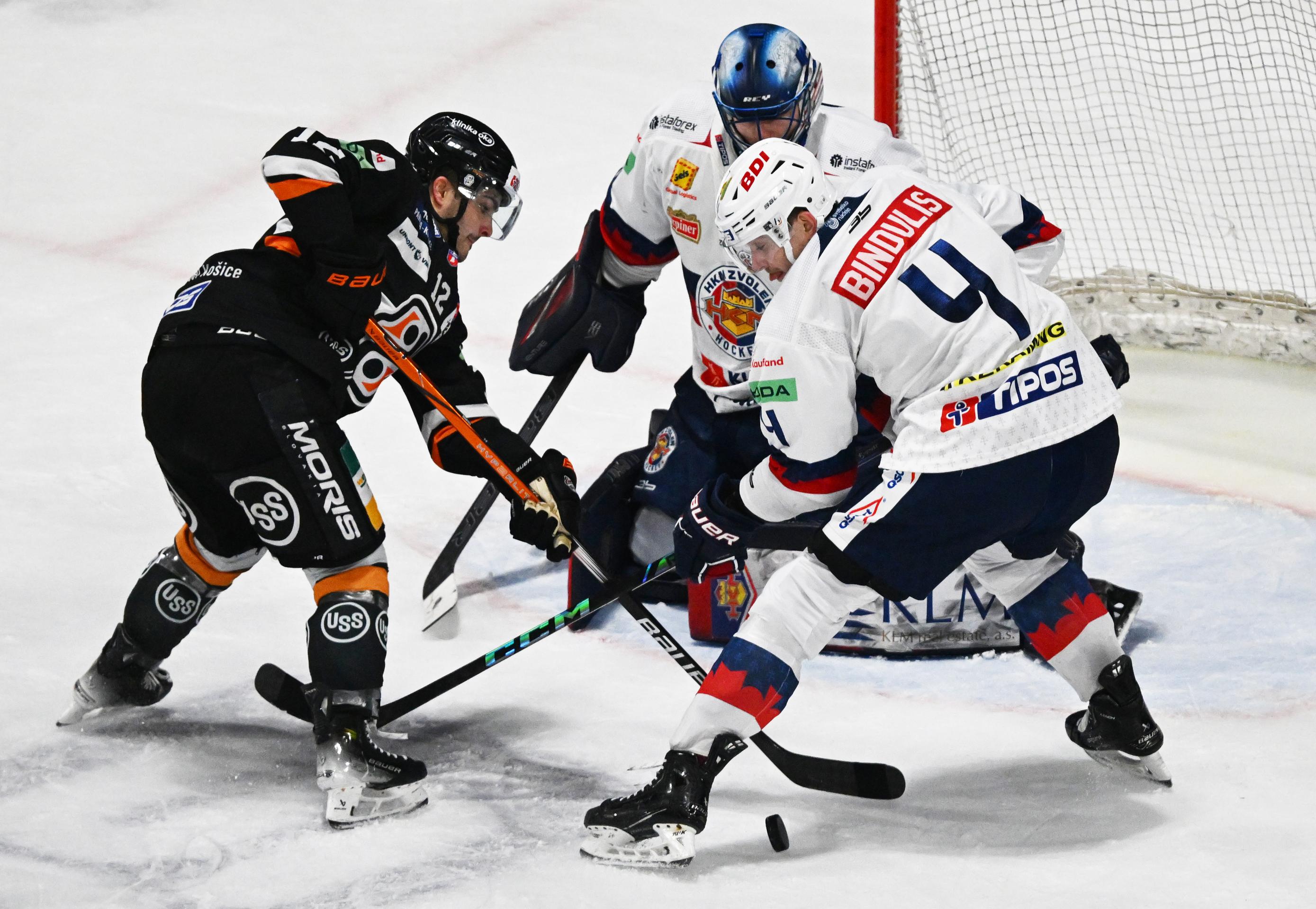 Na snímke vľavo Danick Martel (Košice), vpravo Kristofers Bindulis (Zvolen).