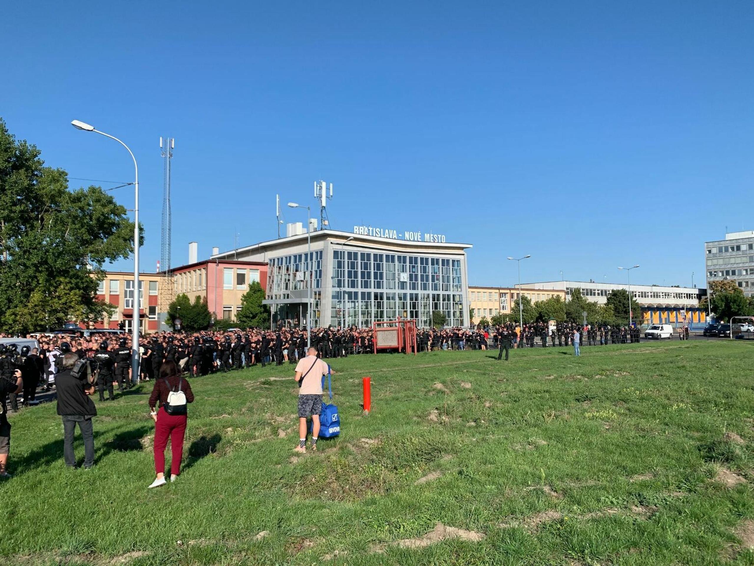 Fanúšikovia Trnavy v Bratislave.