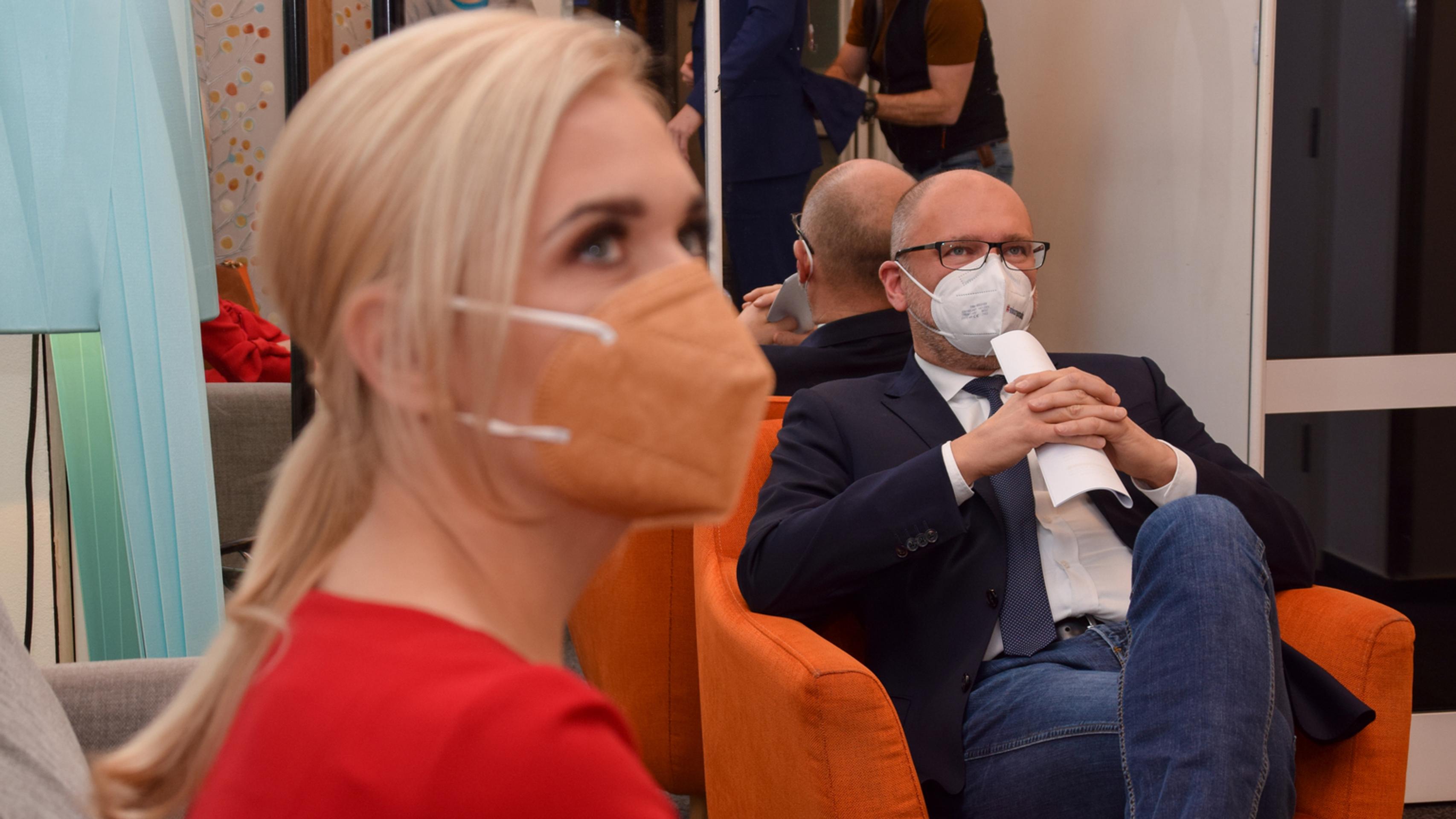 Richard Sulík a Denisa Saková pred nakrúcaním.