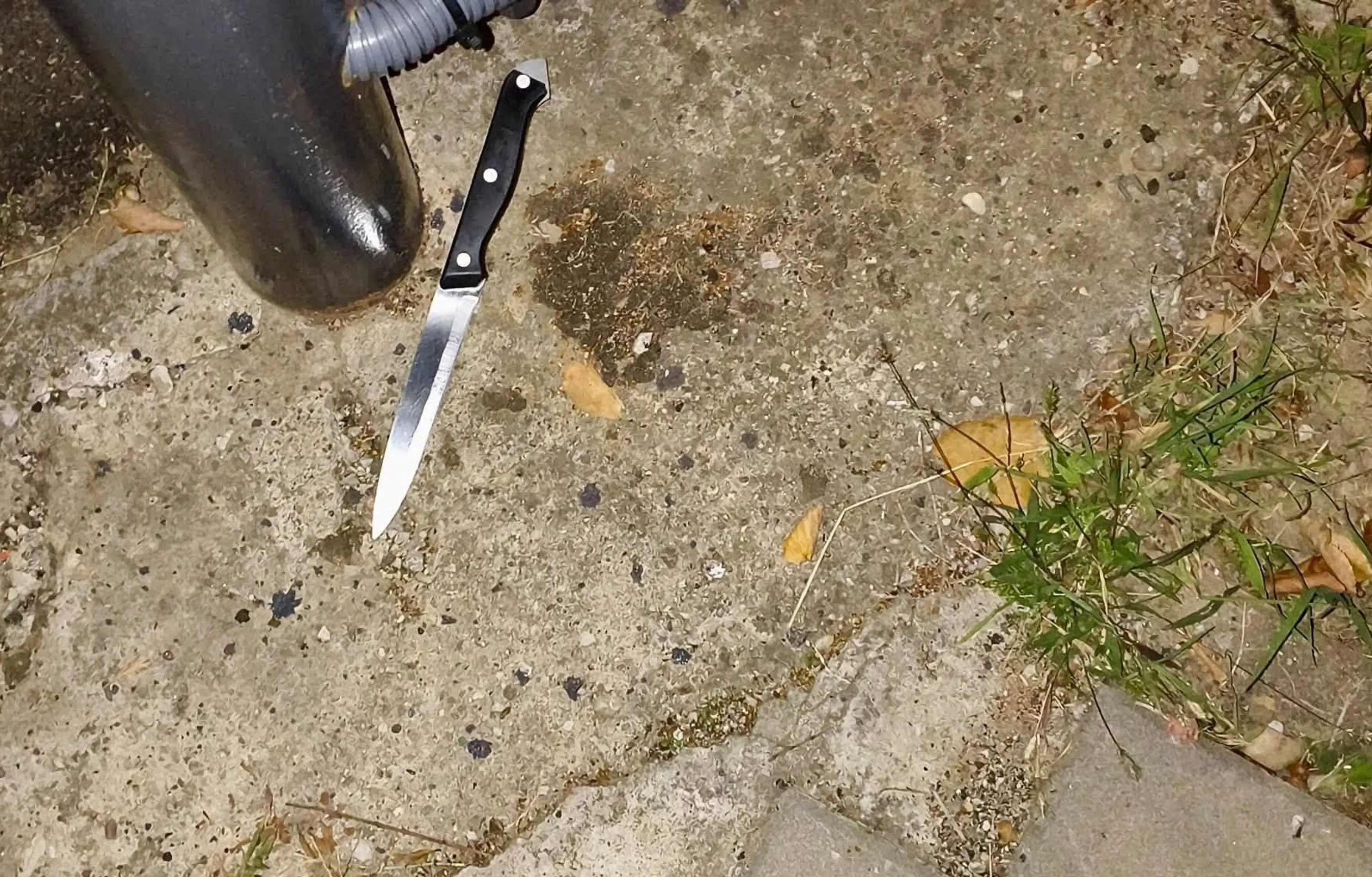 Opitá žena sa vyhrážala, že sa podreže.