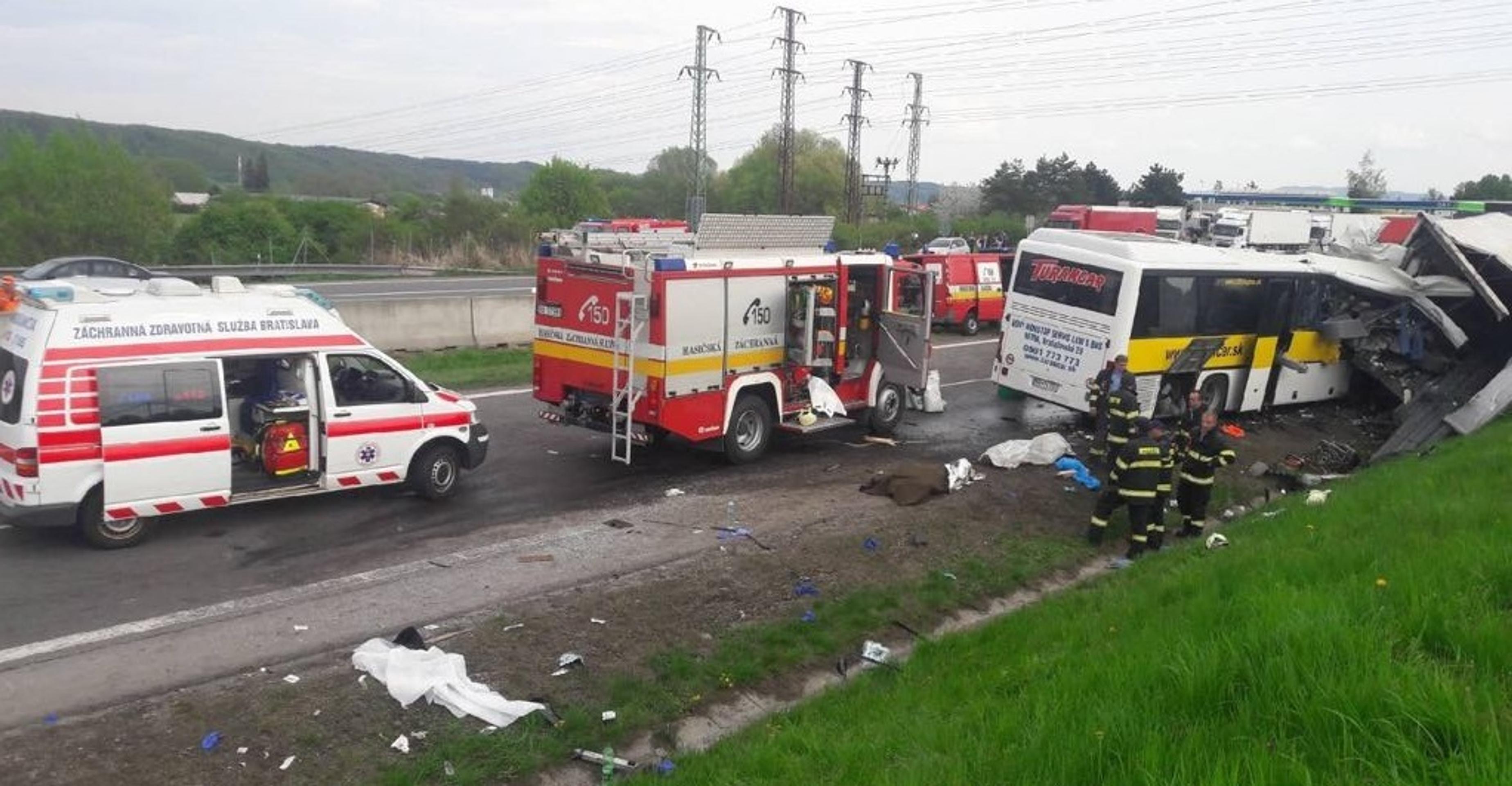 Nehoda autobusu a kamióna na R1