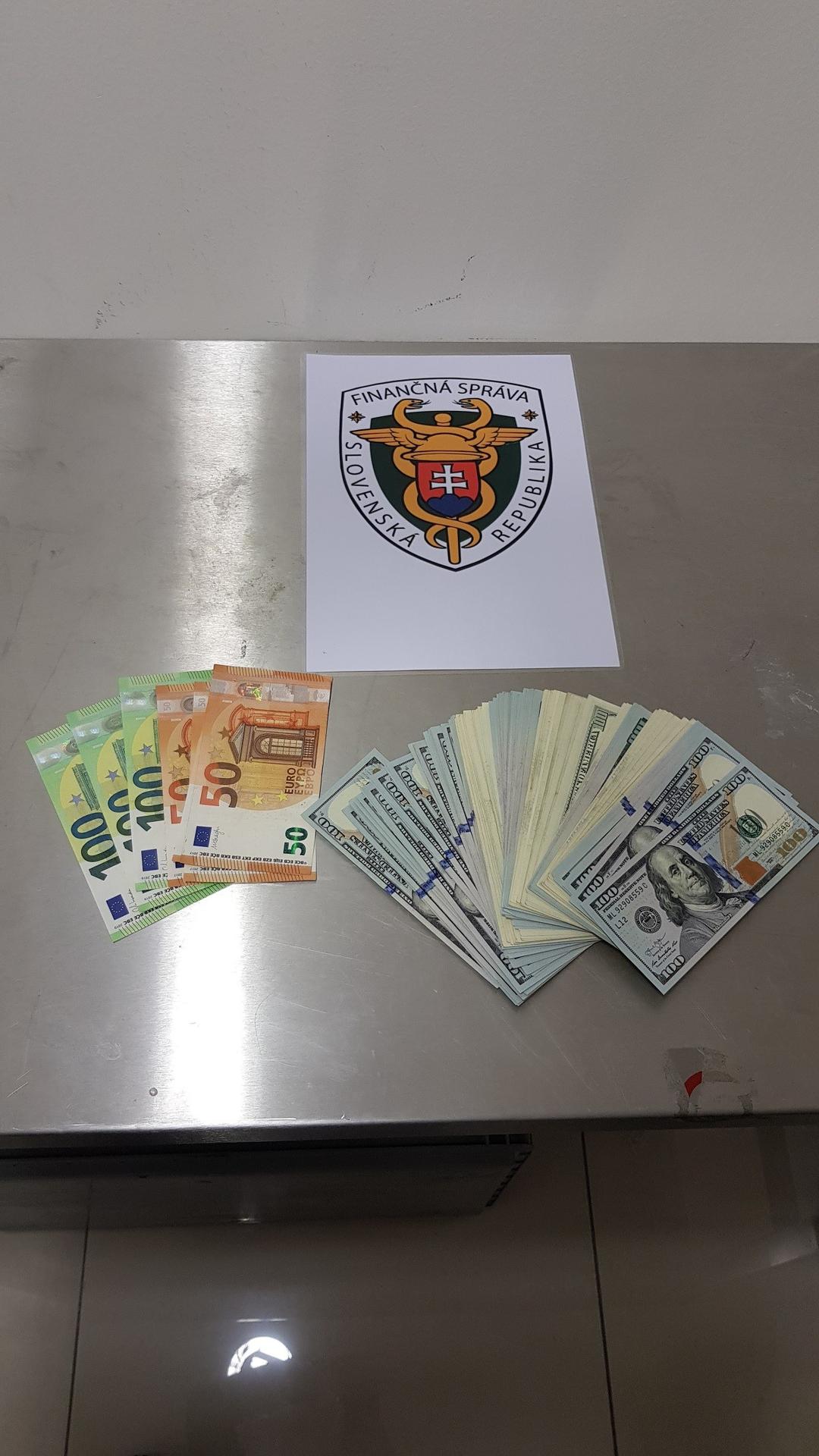 Veci zadržané na letisku v Bratislave.