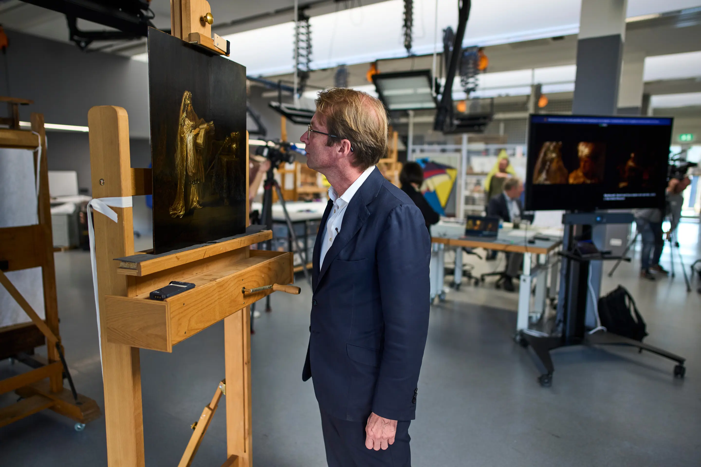 Na snímke riaditeľ múzea Rijksmuseum Taco Dibbits sa pozerá na doteraz neznámy obraz, ktorý bol namaľovaný Rembrandtom van Rijnom v roku 1633.