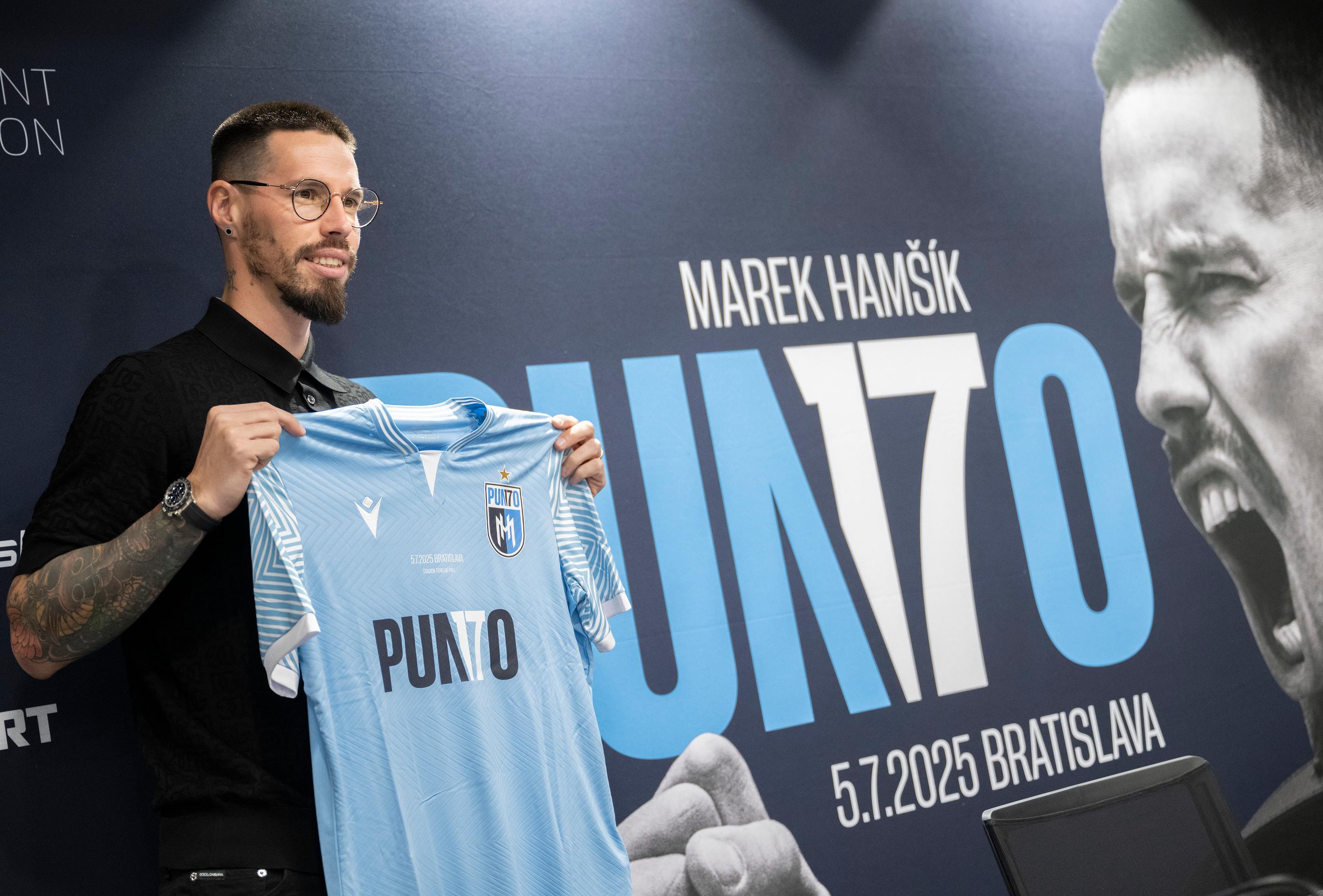 Na snímke bývalý slovenský futbalista Marek Hamšík pózuje s dresom.