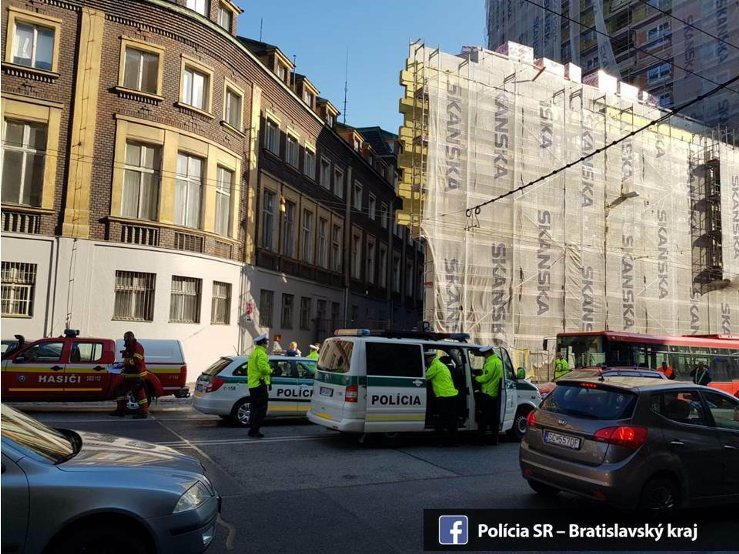 Nehoda autobusu a trolejbusu v Bratislave.