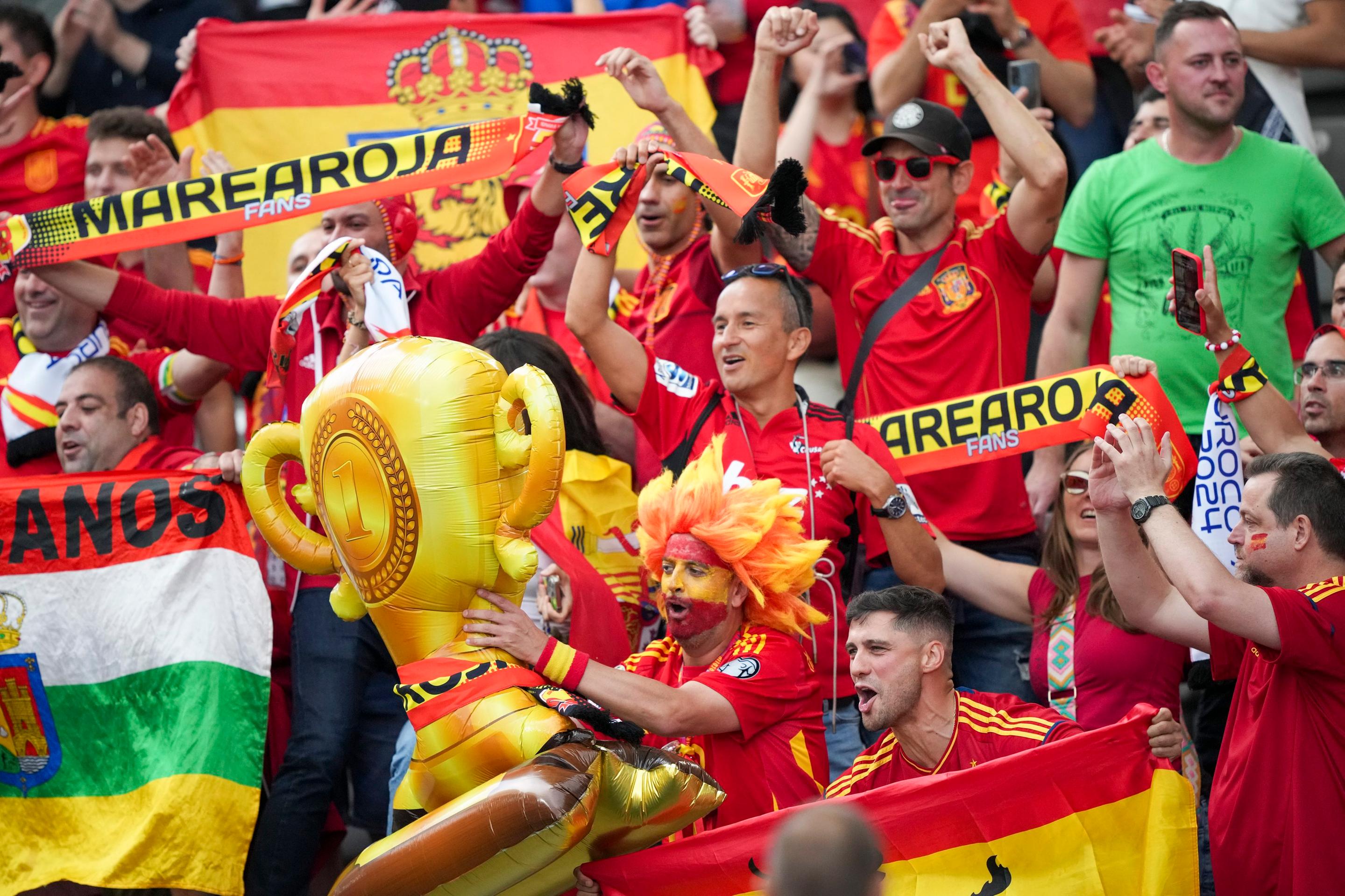 Španielski fanúšikovia oslavujú víťazstvo svojho tímu.