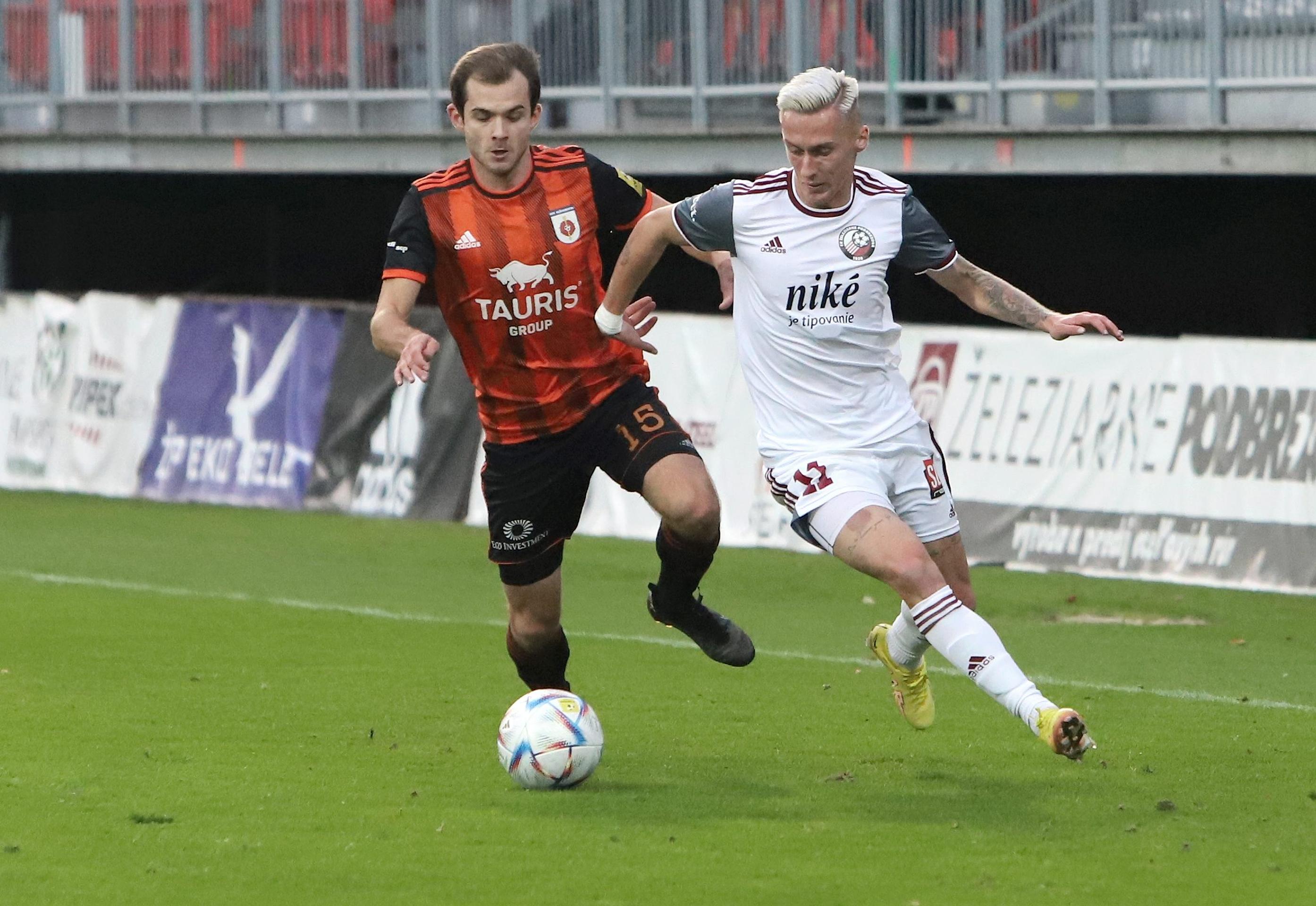 Zľava Štefan Gerec (Ružomberok) a Samuel Ďatko (Podbrezová) počas zápasu Fortuna ligy.