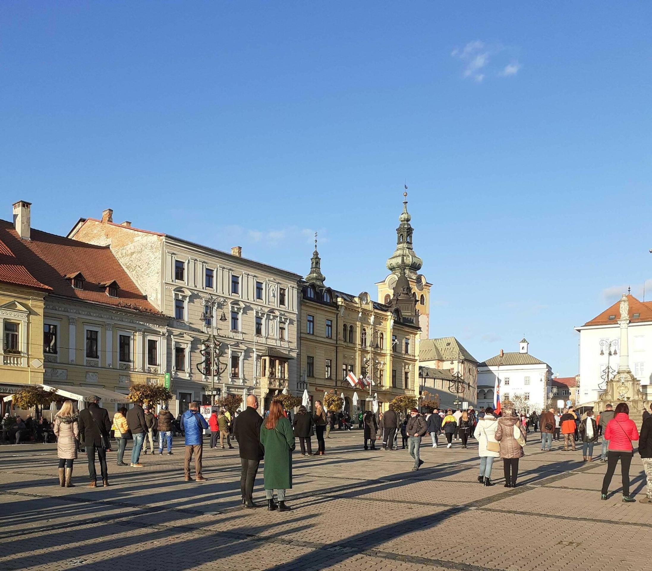 Protest 17. novembra pred Prezidentským palácom