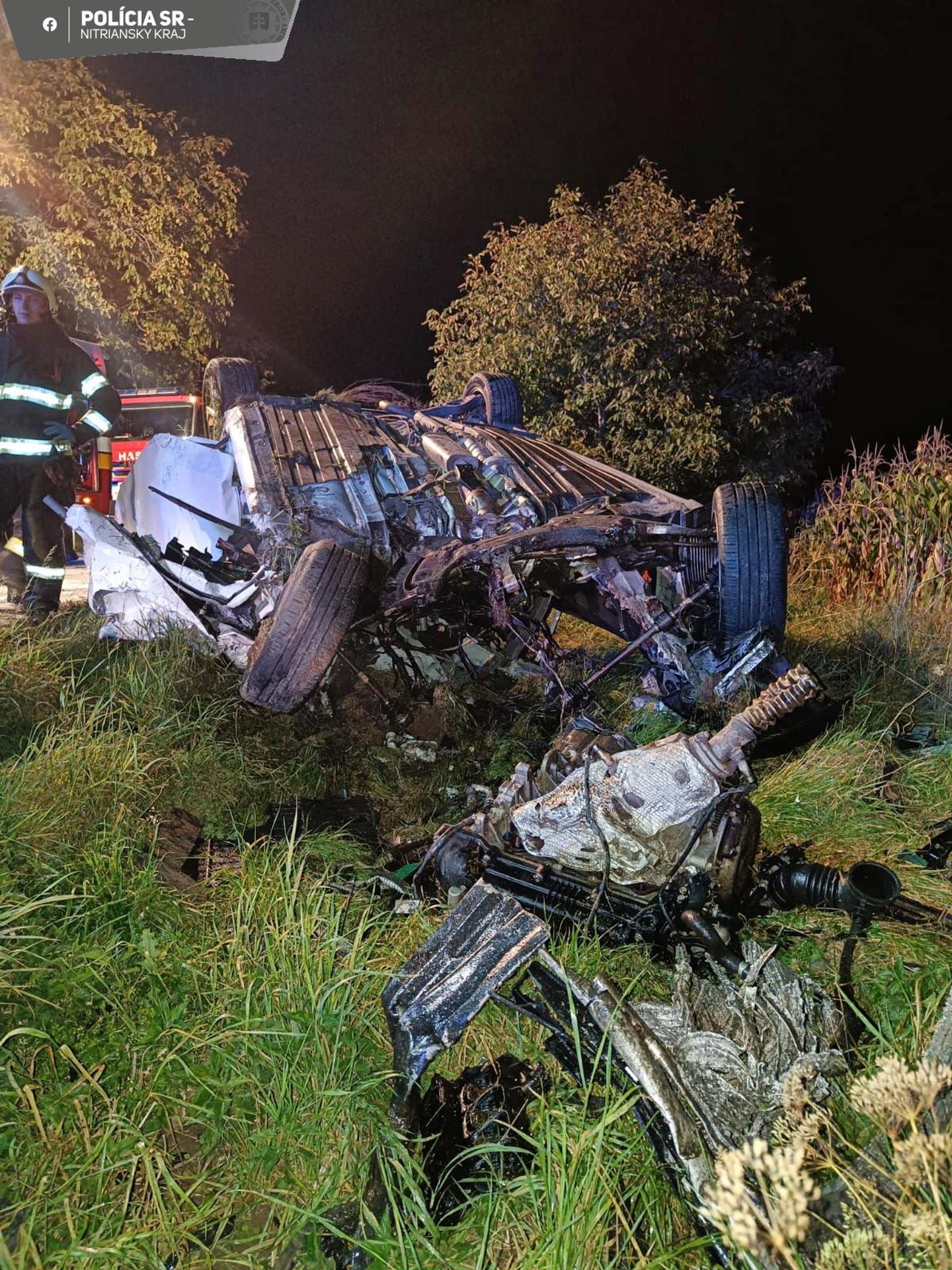 Vážna nehoda medzi Komjaticami a Šuranmi, zomrel 25-ročný muž.