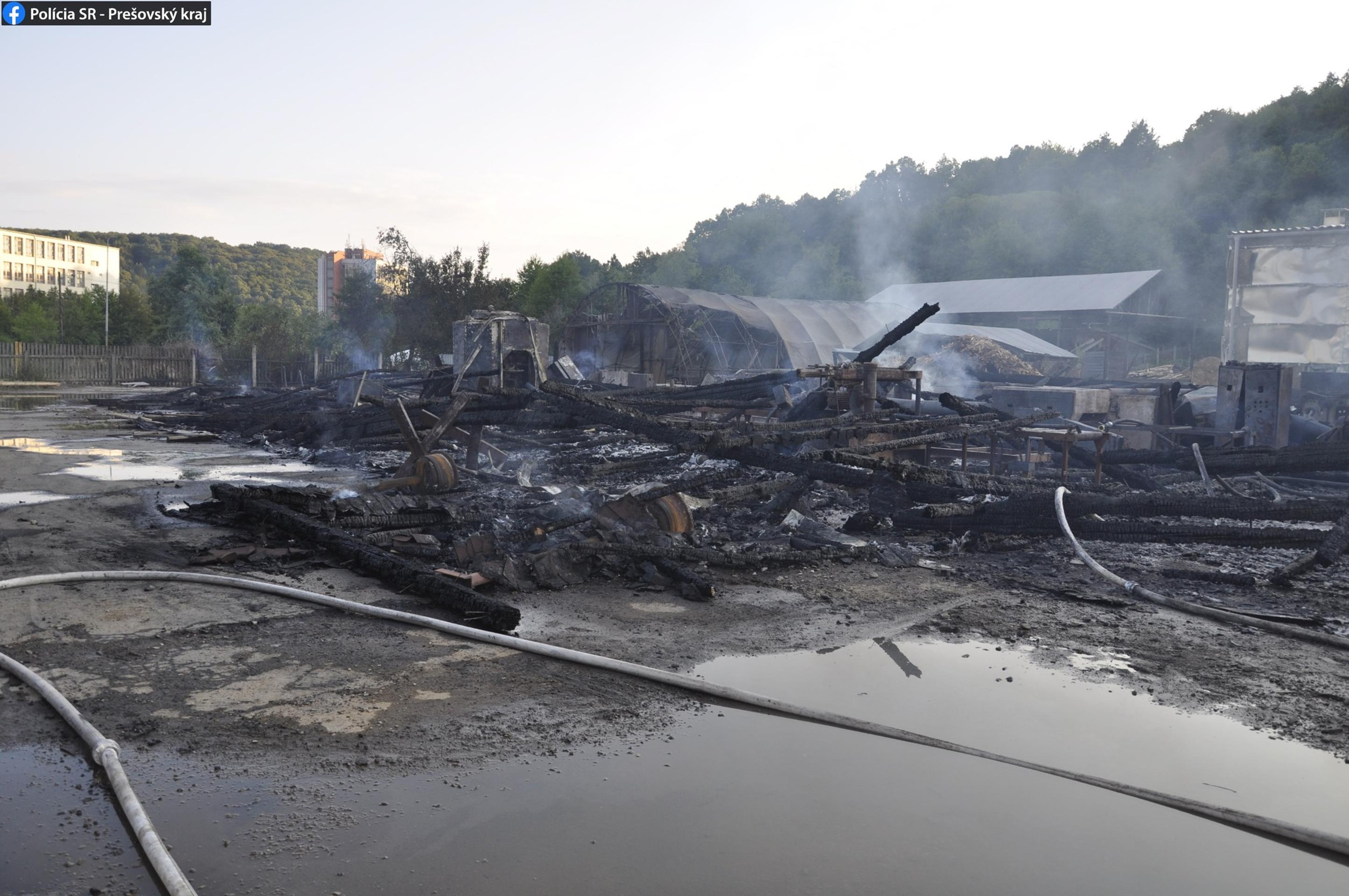 Plamene zničili a poškodili viaceré  časti  objektu