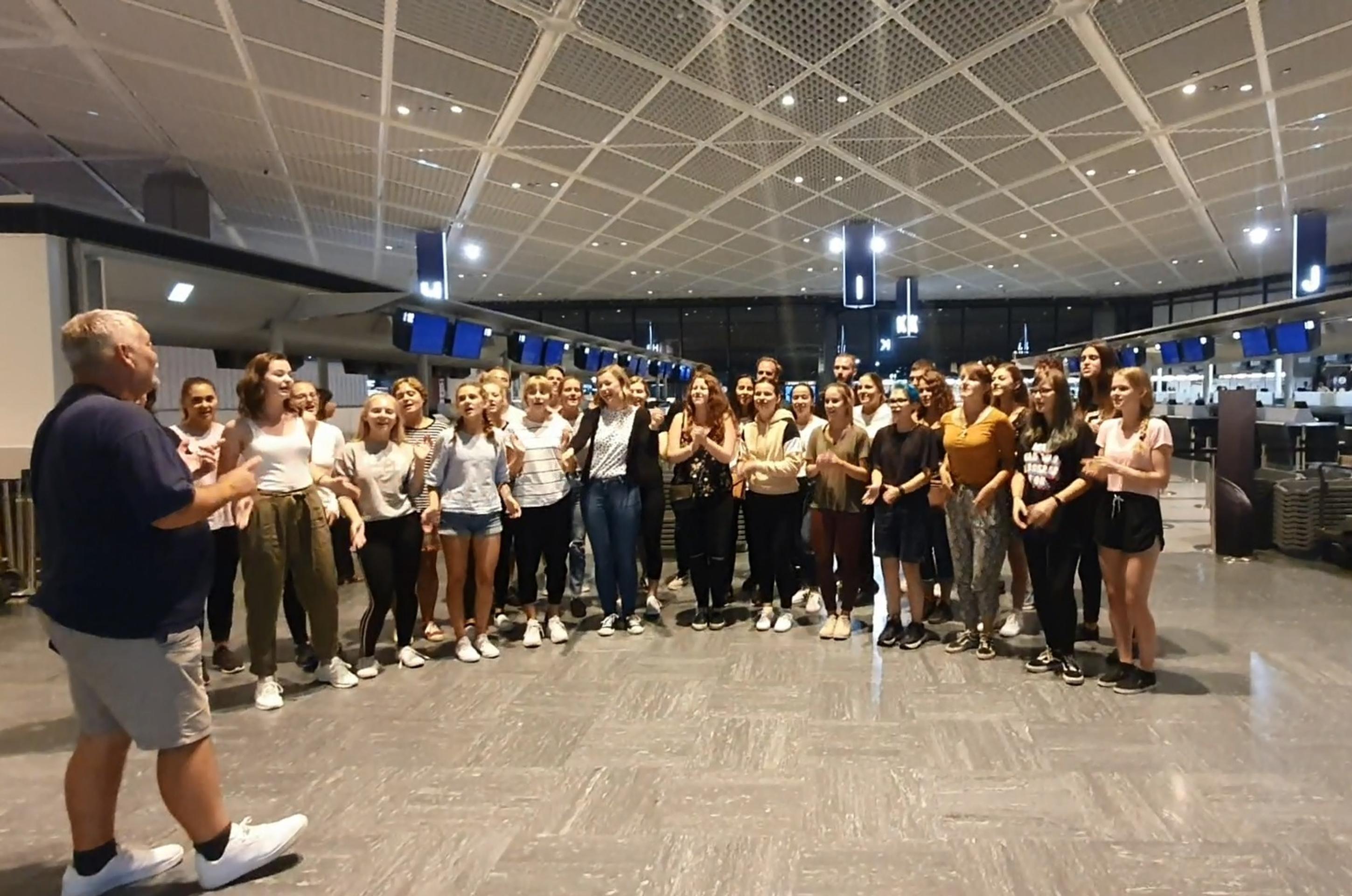 Spevácky zbor Cantica nova uviazol v Tokiu na letisku